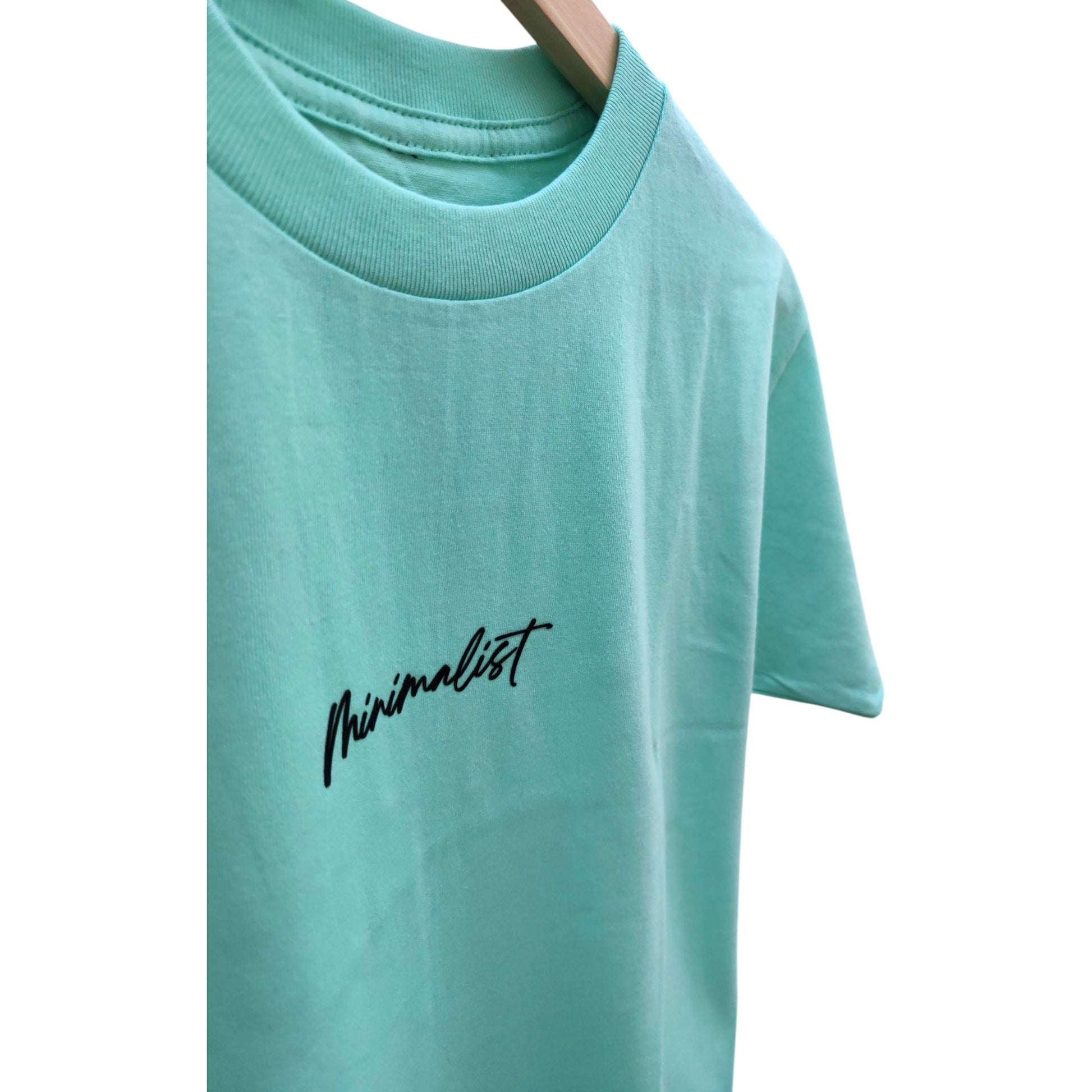 Playera menta de cuello redondo, diseño minimalist