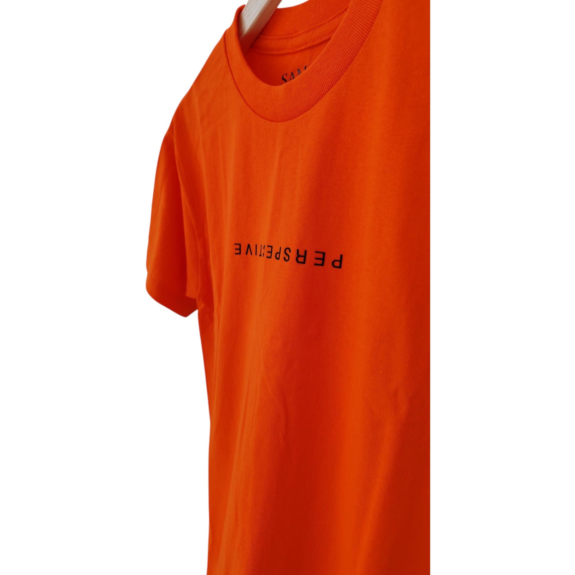 Playera naranja de cuello redondo, diseño perspective