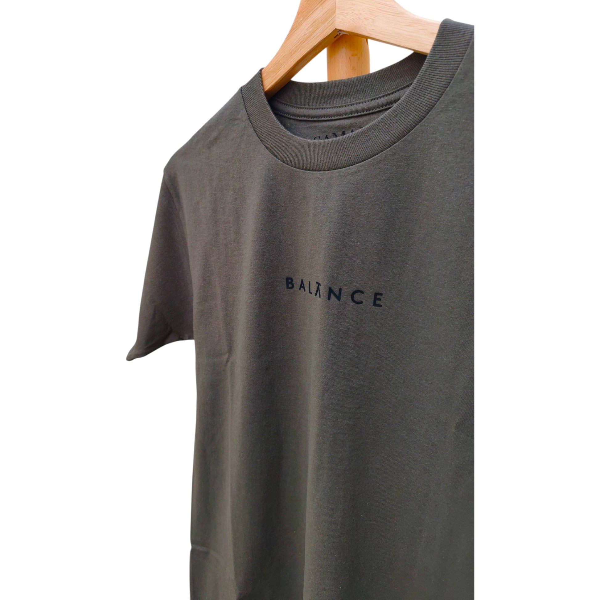 Playera verde olivo de cuello redondo, diseño balance