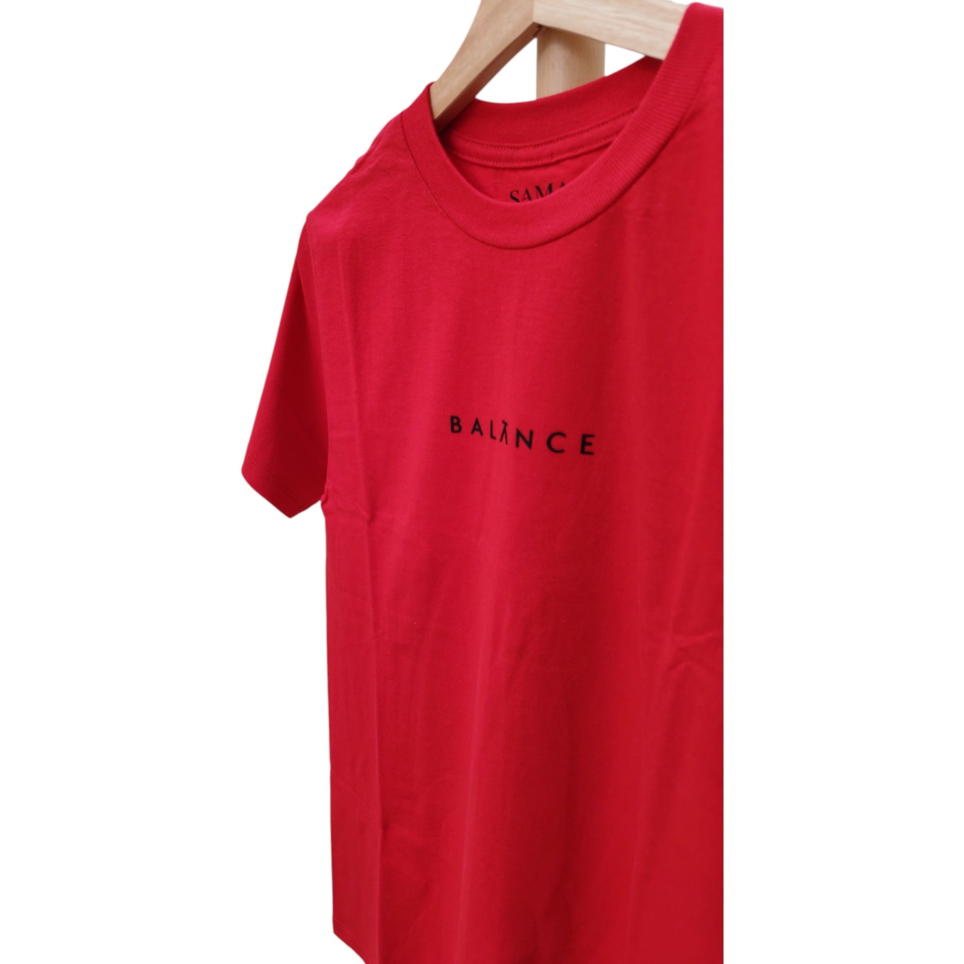 Playera roja de cuello redondo, diseño balance