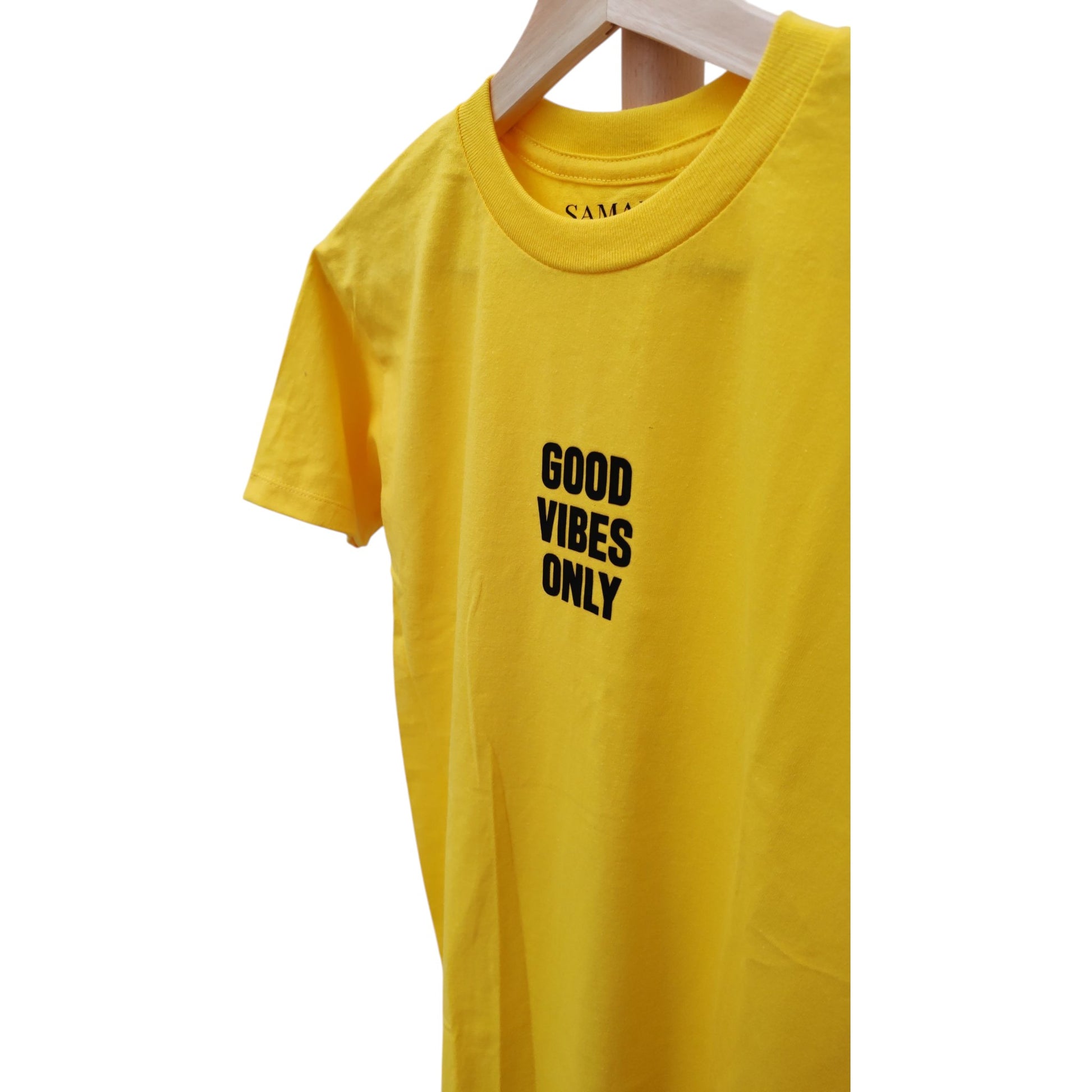 Playera amarilla de cuello redondo, diseño good vibes only
