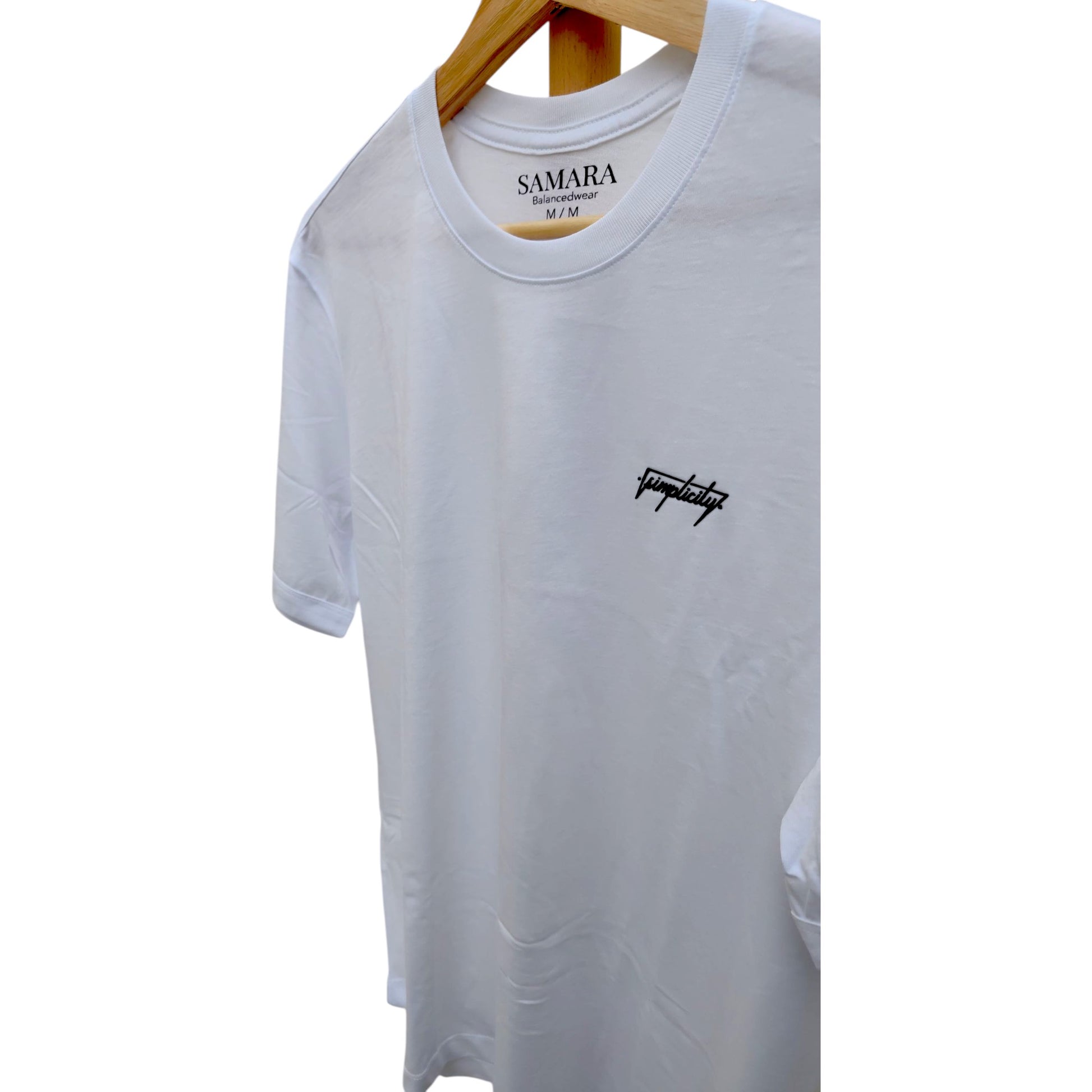 Playera blanca de cuello redondo, diseño simplicity