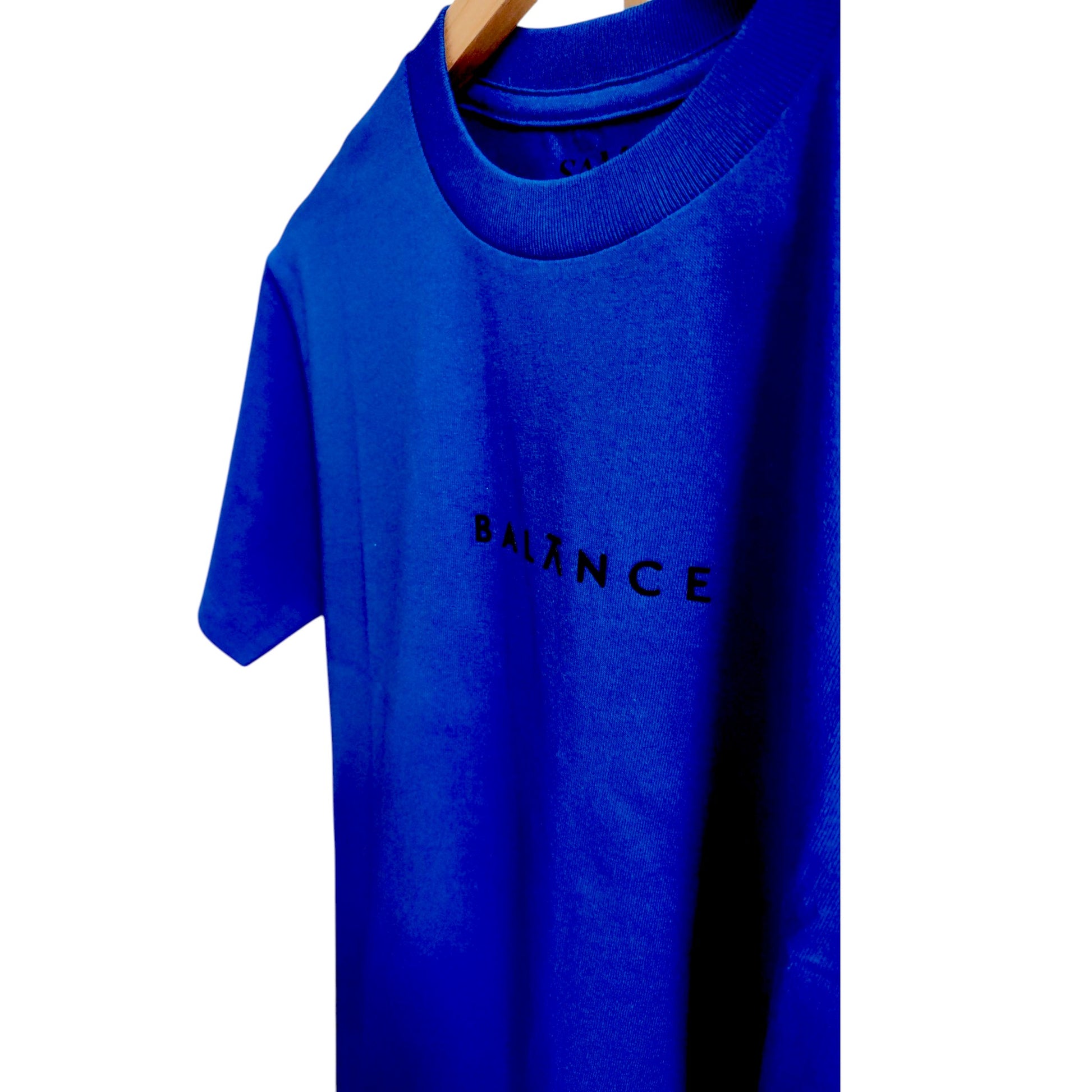 Playera azul de cuello redondo, diseño balance