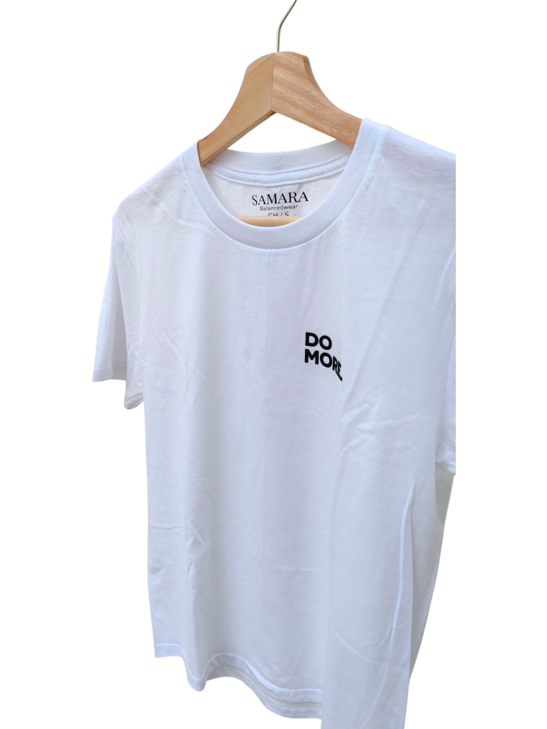 Playera blanca de cuello redondo, diseño Do more