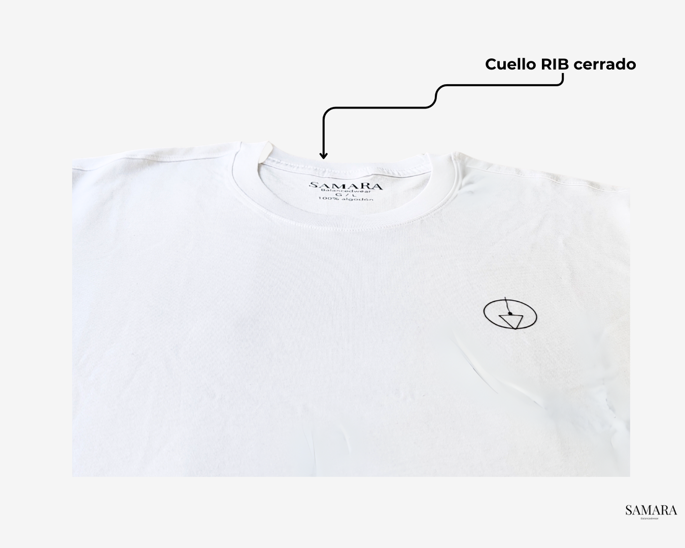 Playera blanca de cuello redondo, logo samara