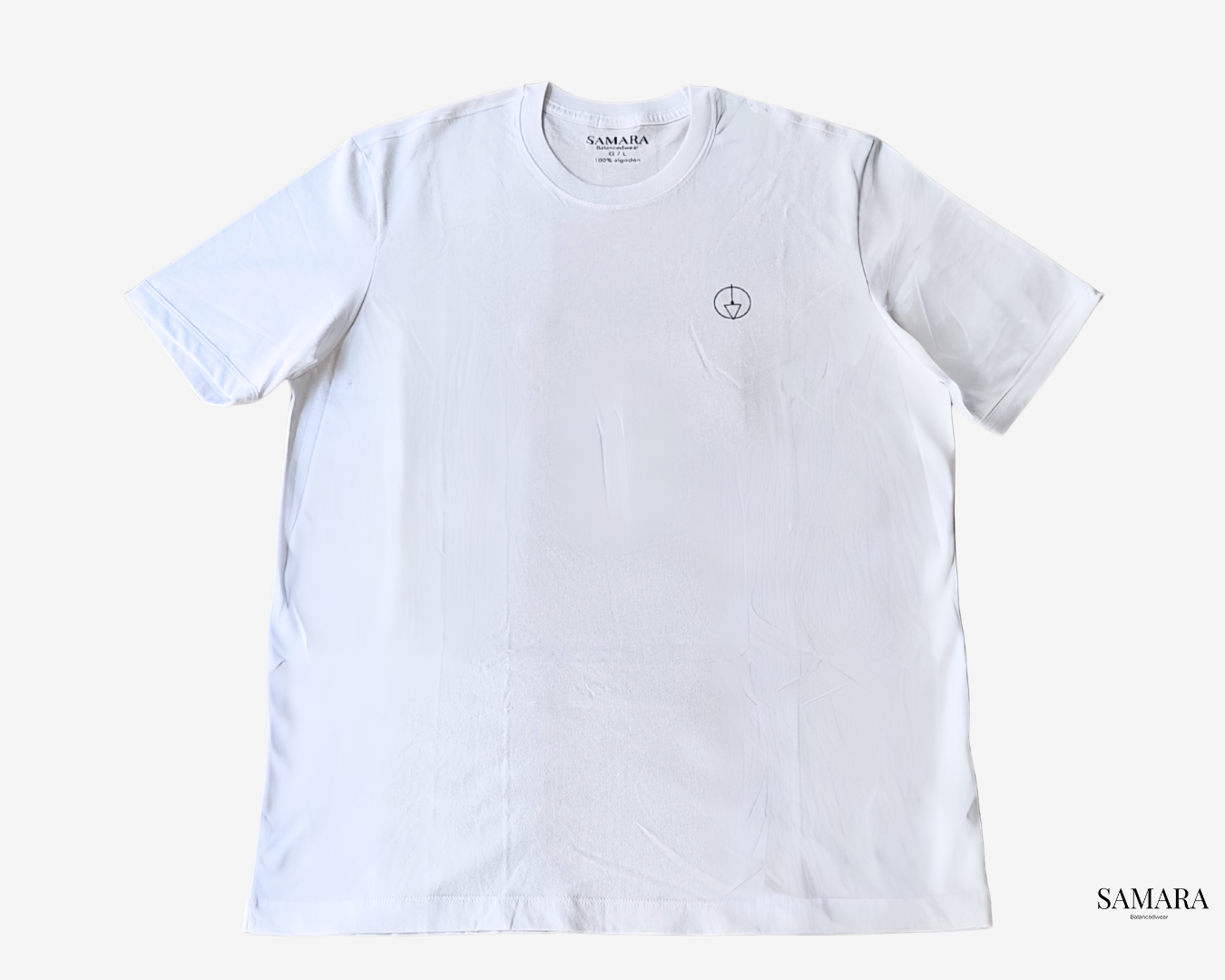 Playera blanca de cuello redondo, logo samara