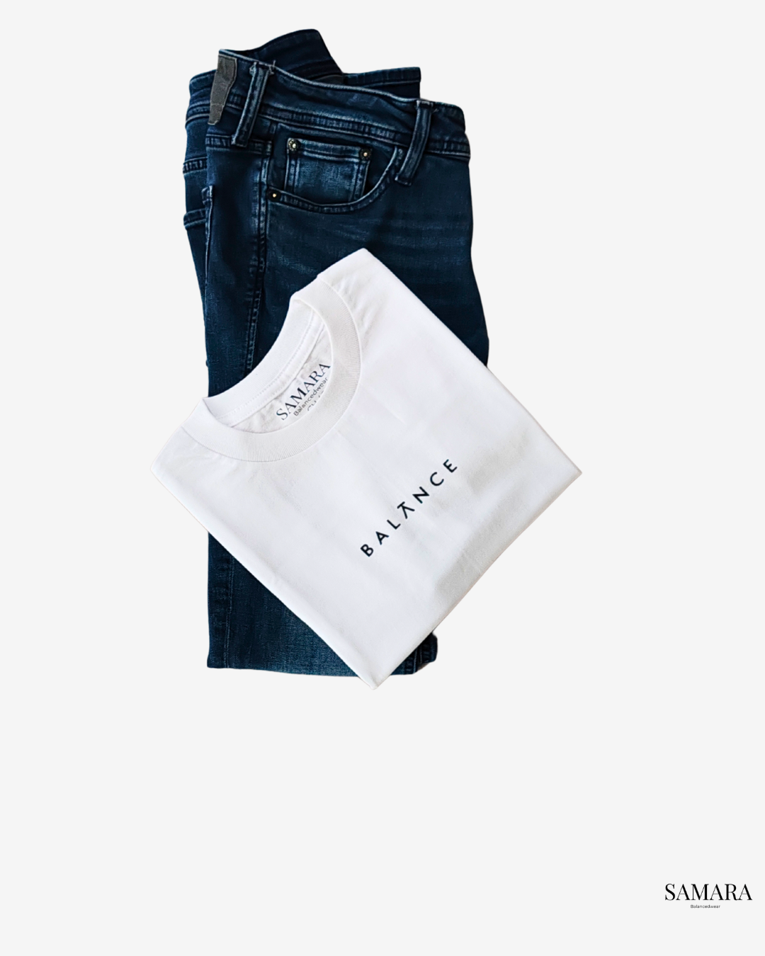 Playera blanca de cuello redondo, diseño balance