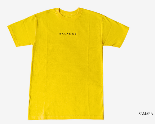 Playera amarilla de cuello redondo, diseño balance