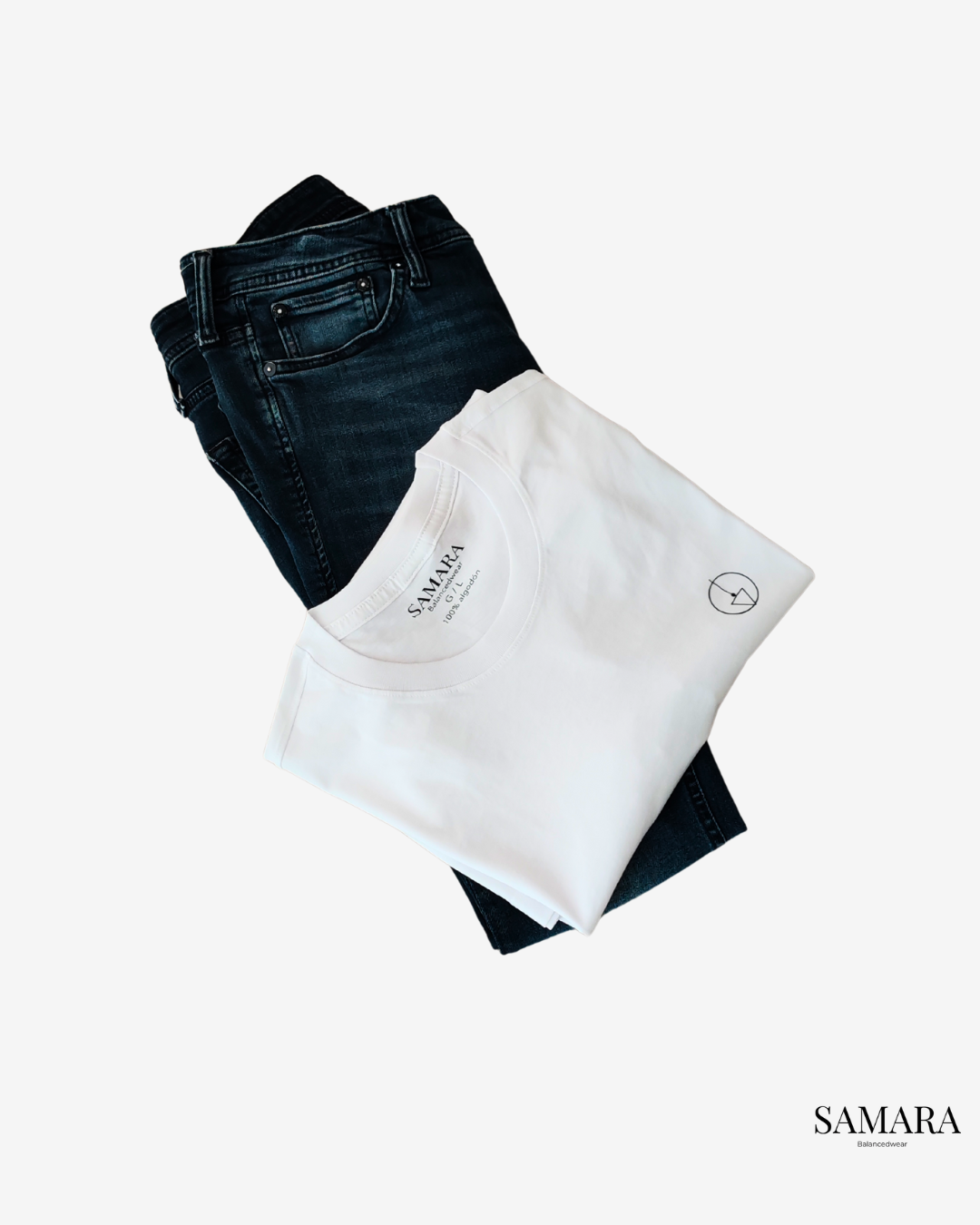 Playera blanca de cuello redondo, logo samara