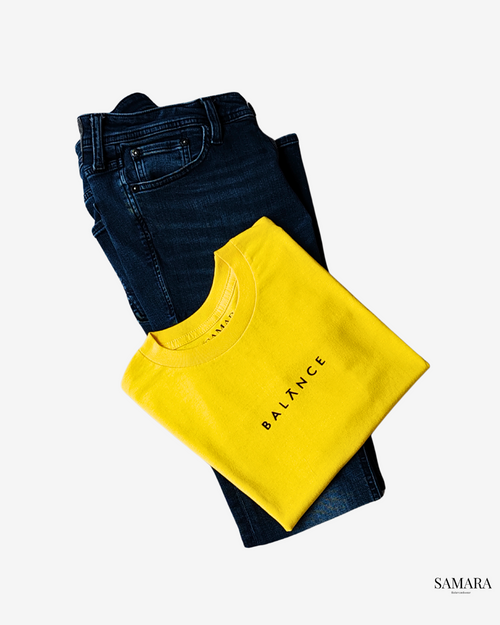 Playera amarilla de cuello redondo, diseño balance