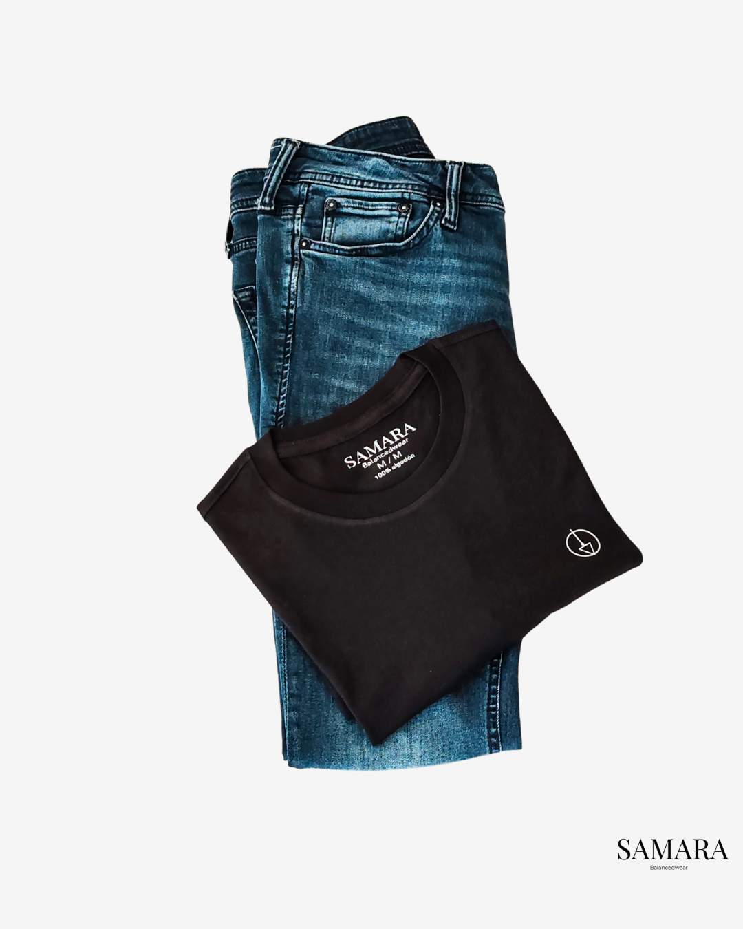 Playera negra de cuello  redondo, logo samara