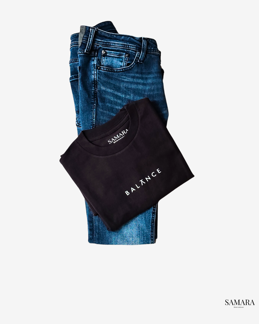 Playera negra de cuello redondo, diseño balance