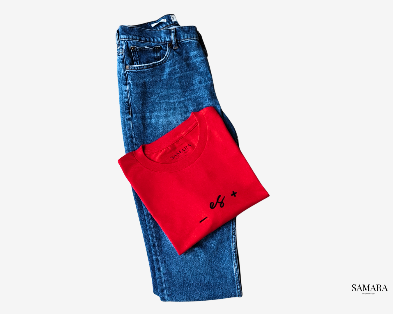 Playera roja de cuello redondo, diseño menos es más
