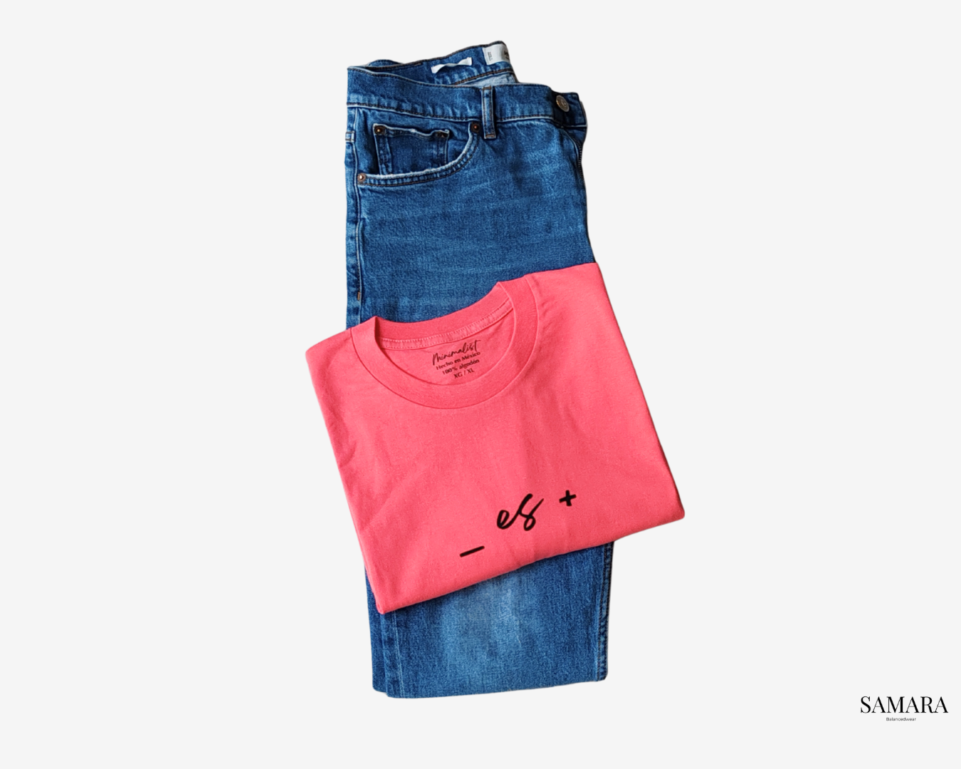 Playera salmón de cuello redondo, diseño menos es más