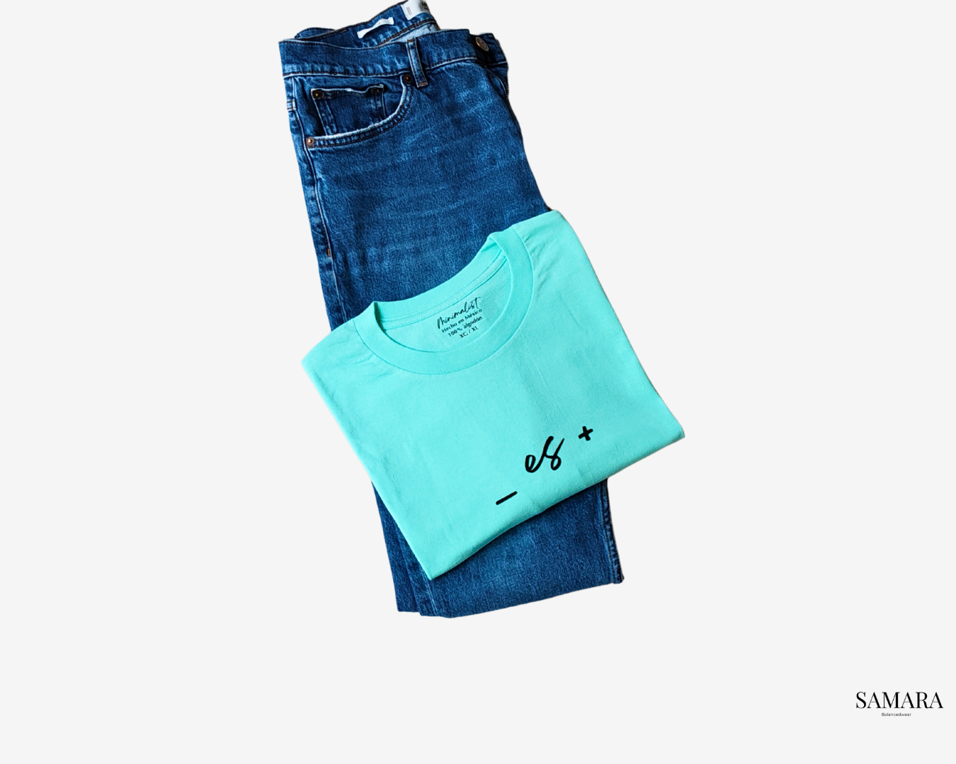 Playera menta de cuello redondo, diseño menos es más