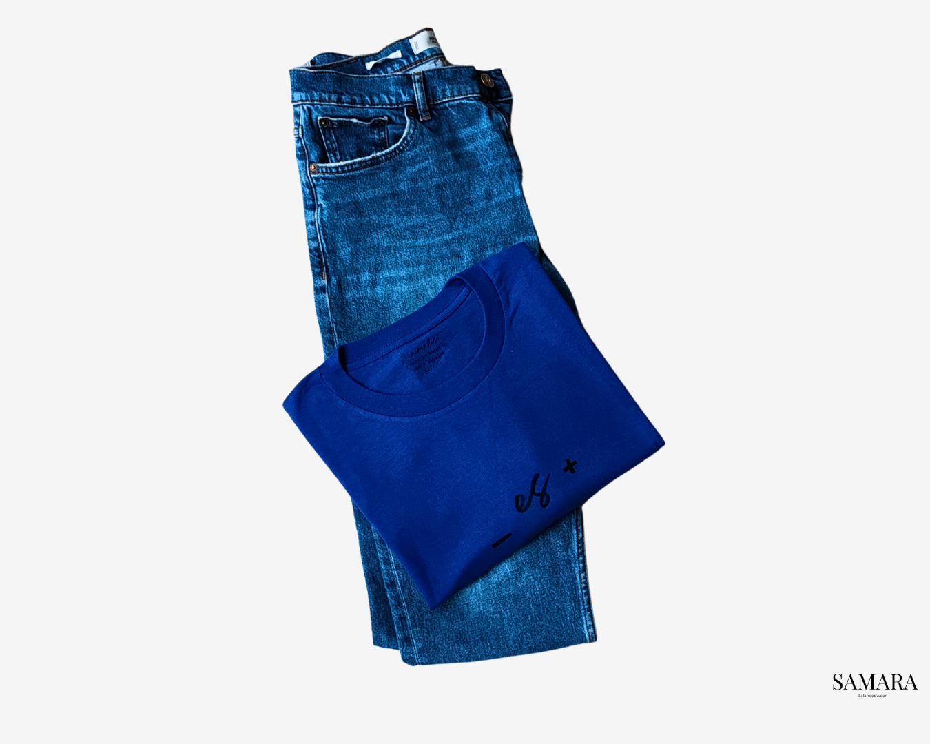 Playera azul de cuello redondo, diseño menos es más