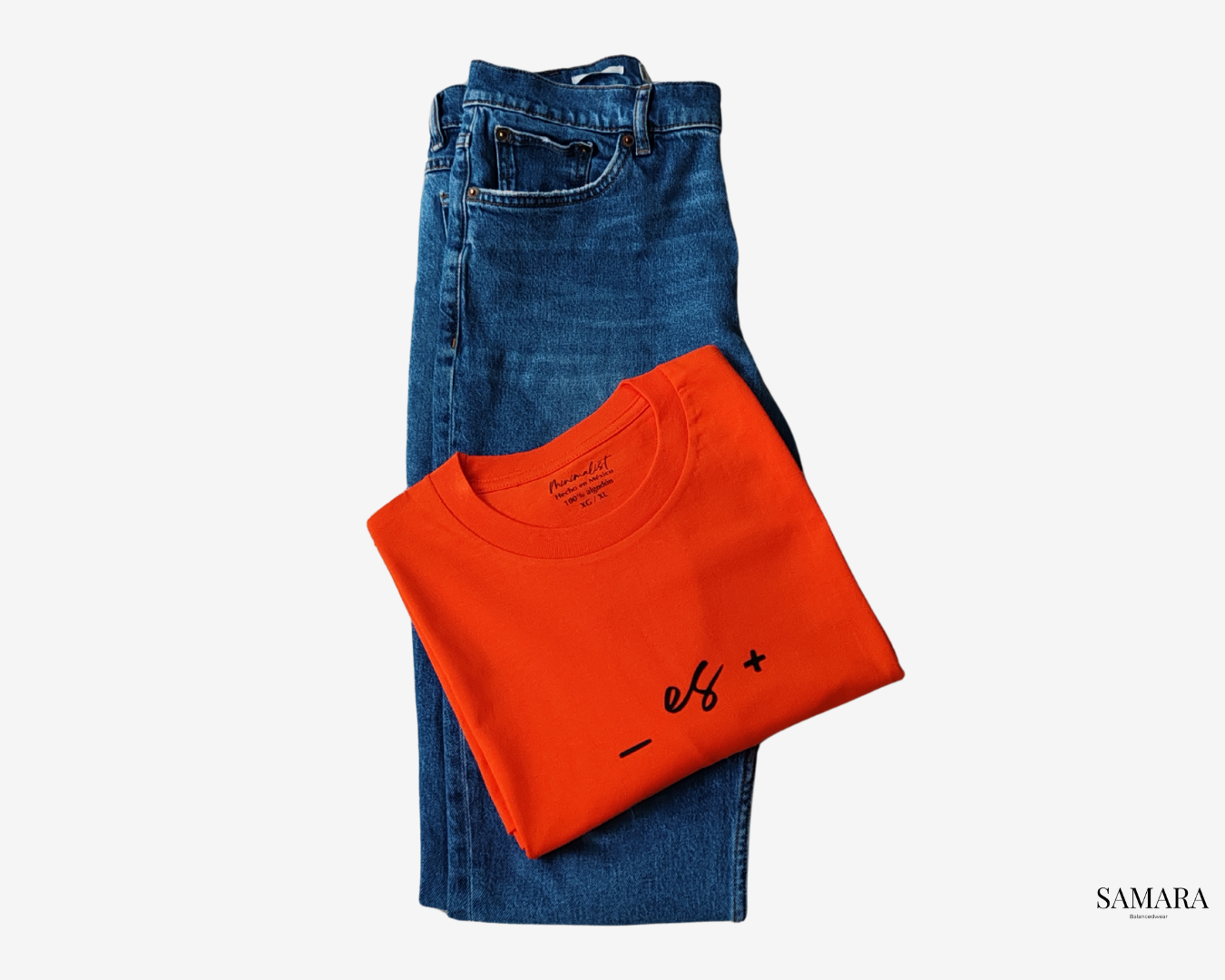 Playera naranja de cuello redondo, diseño menos es más