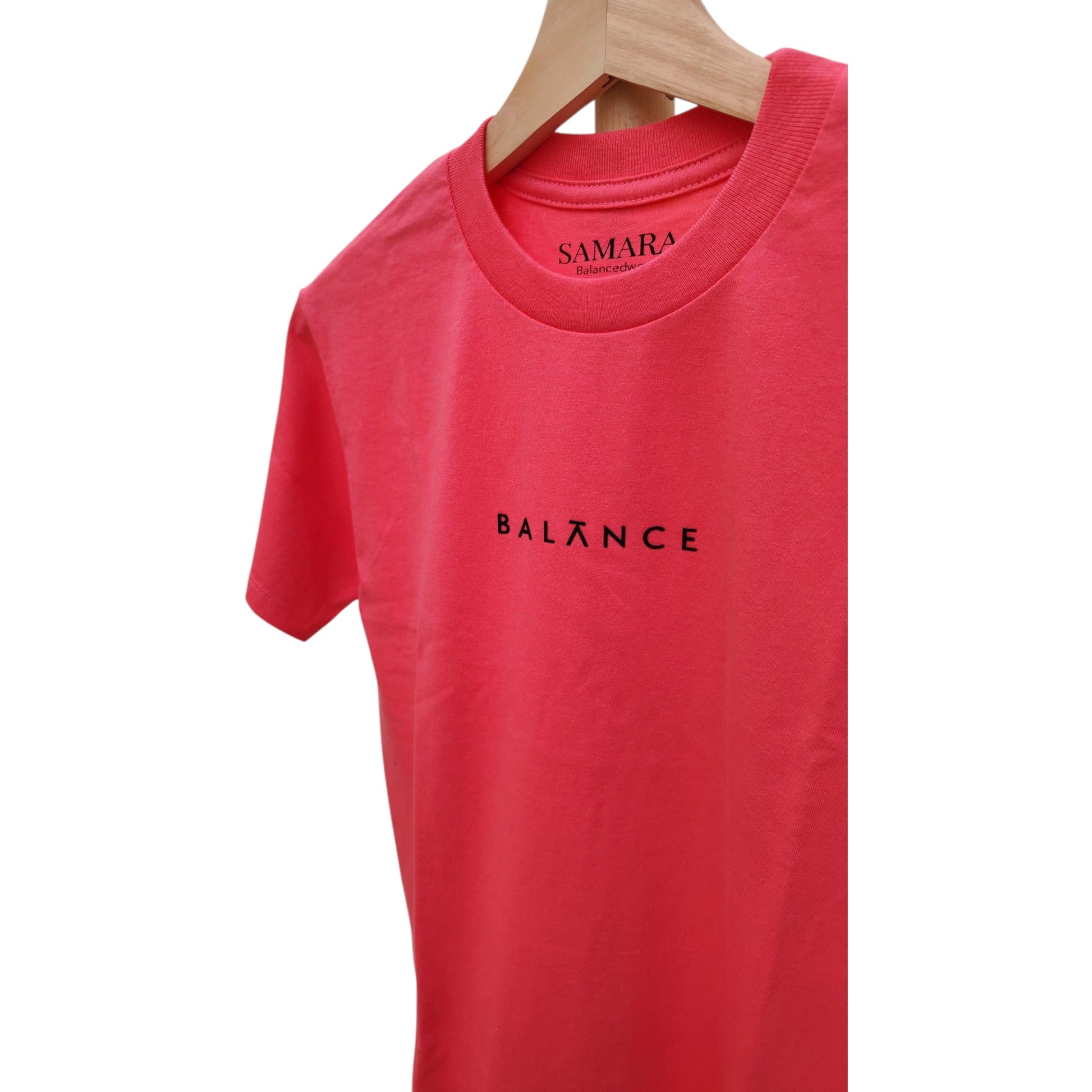 Playera salmón de cuello redondo, diseño balance