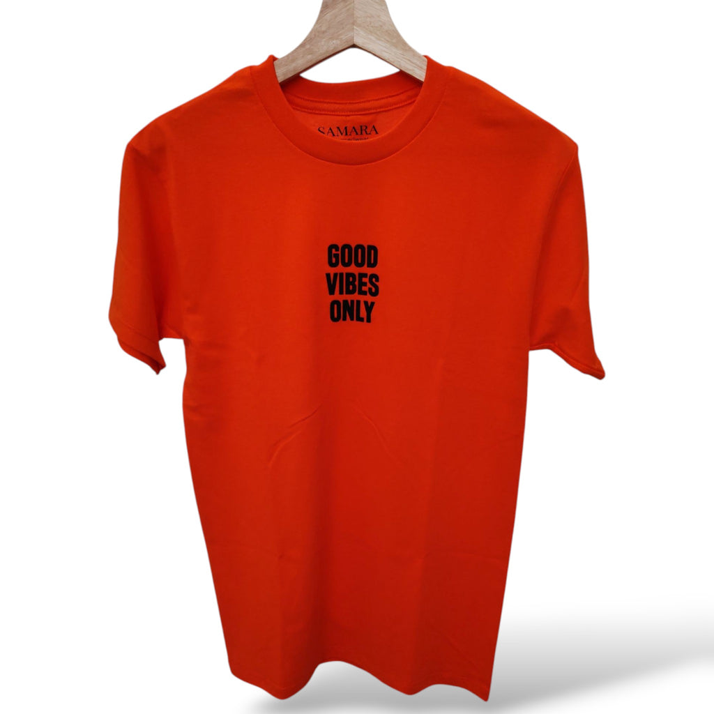 Playera naranja de cuello redondo, diseño good vibes only