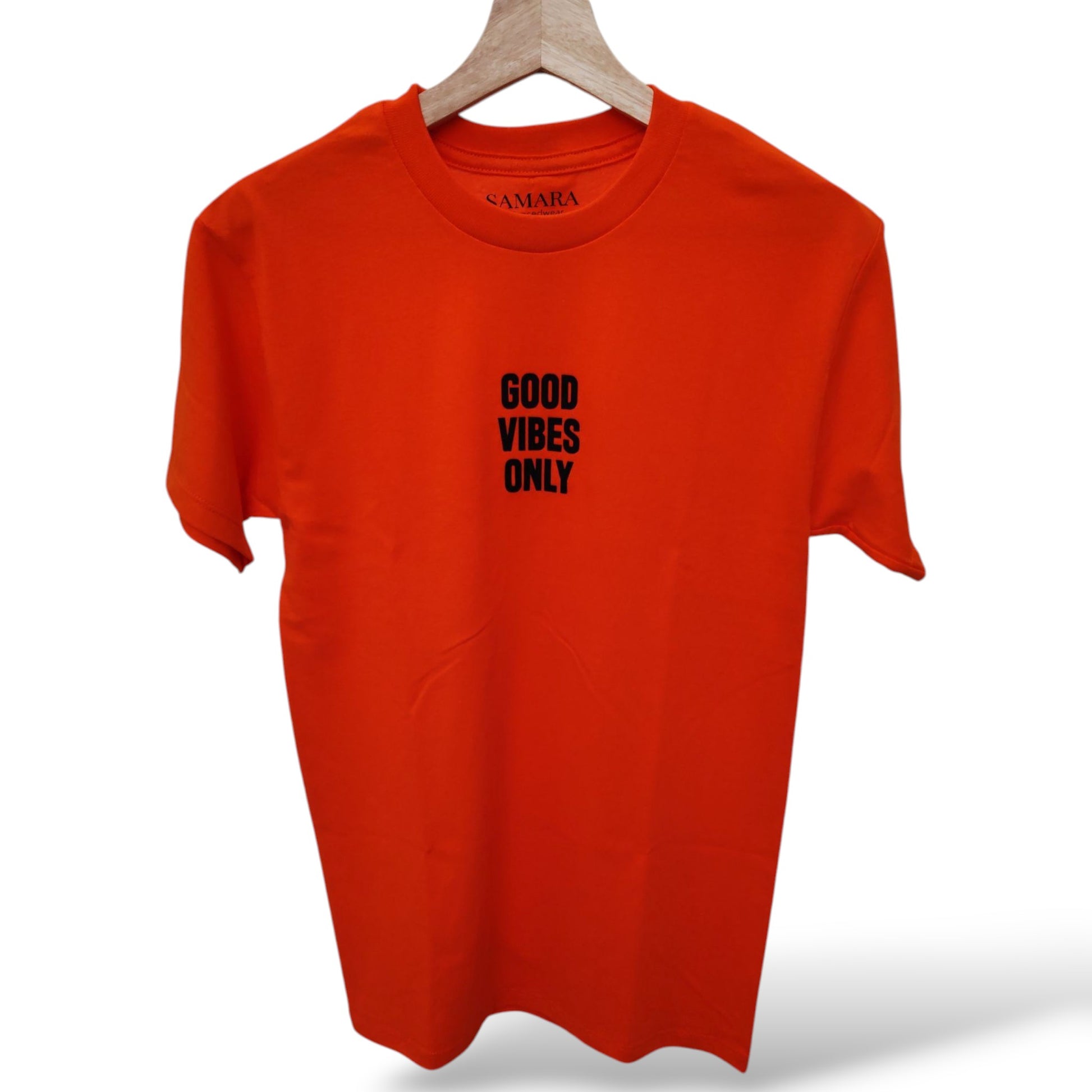 Playera naranja de cuello redondo, diseño good vibes only