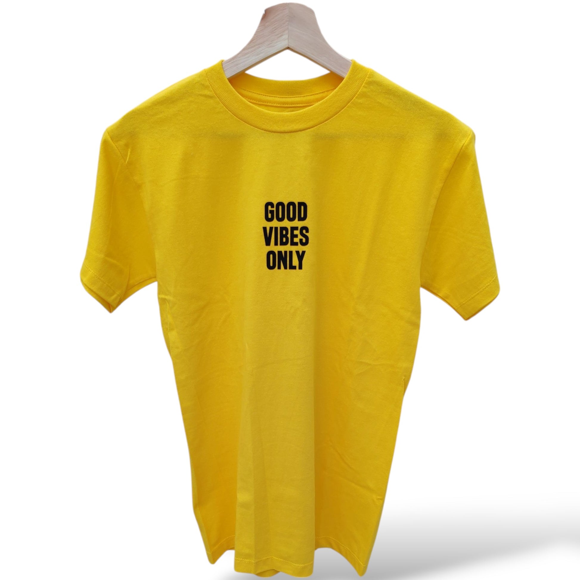 Playera amarilla de cuello redondo, diseño good vibes only