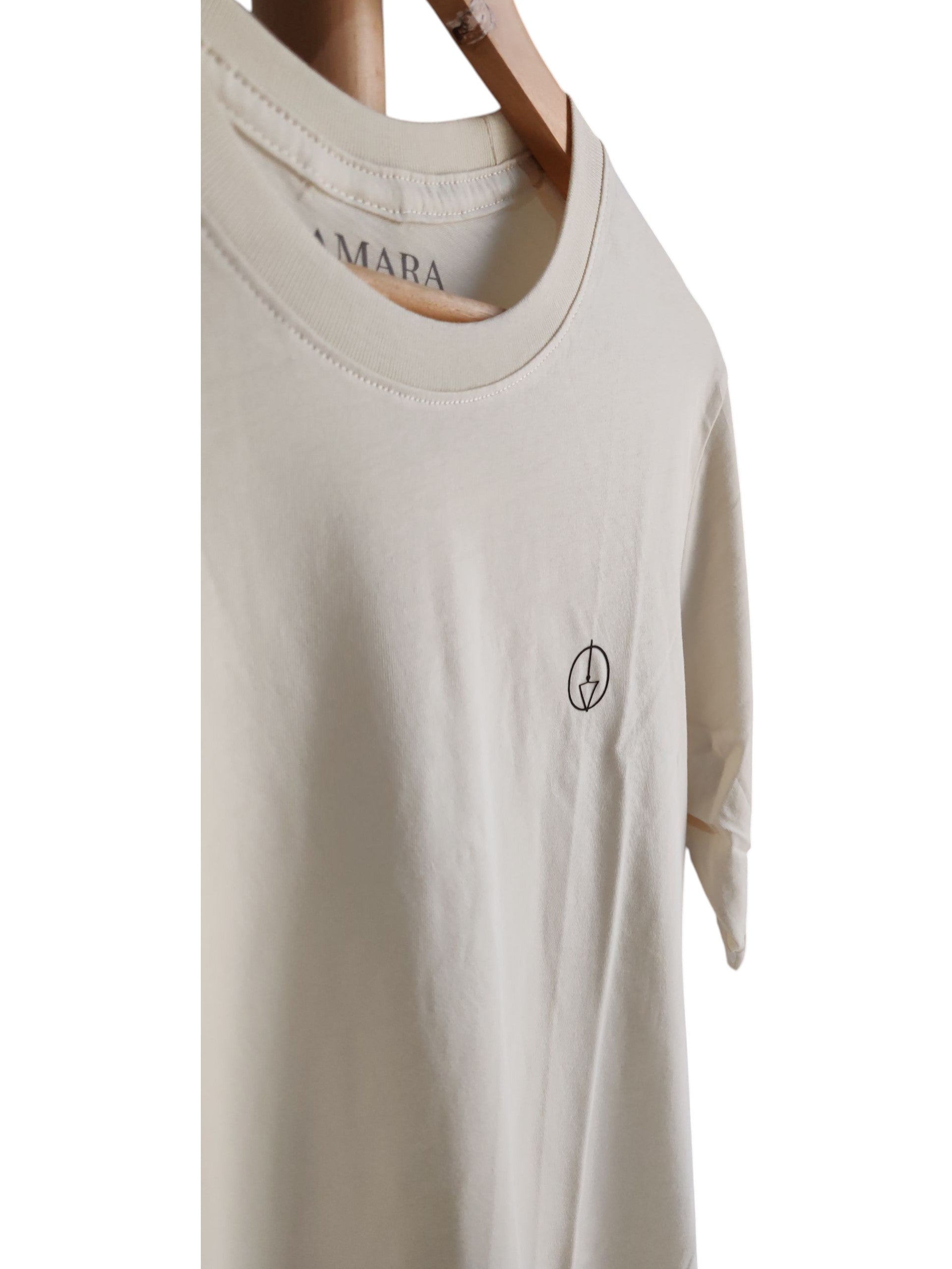 Playera ivory de cuello redondo, logo samara
