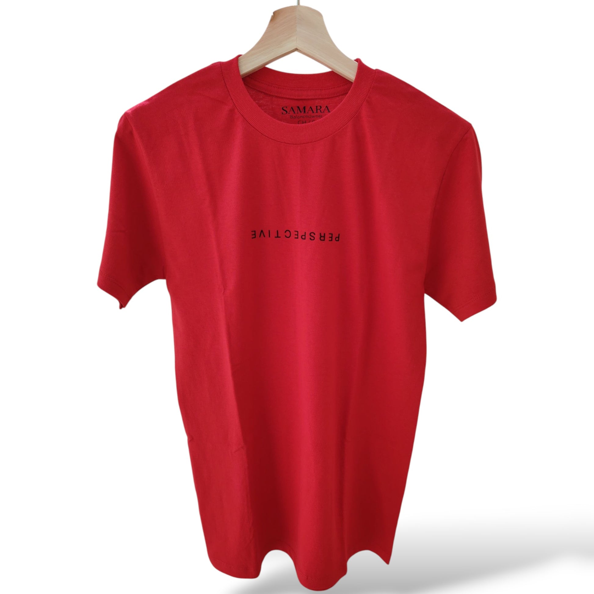 Playera roja de cuello redondo, diseño perspective