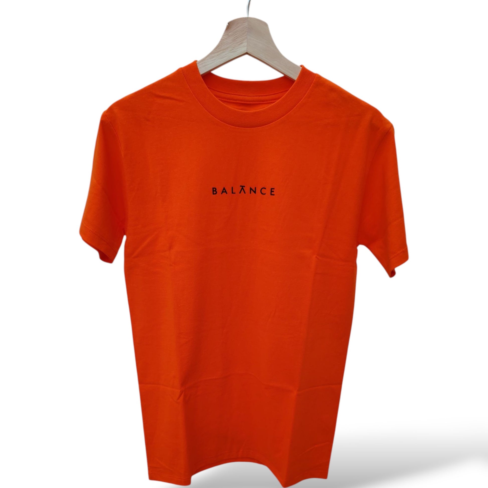 Playera naranja de cuello redondo, diseño balance