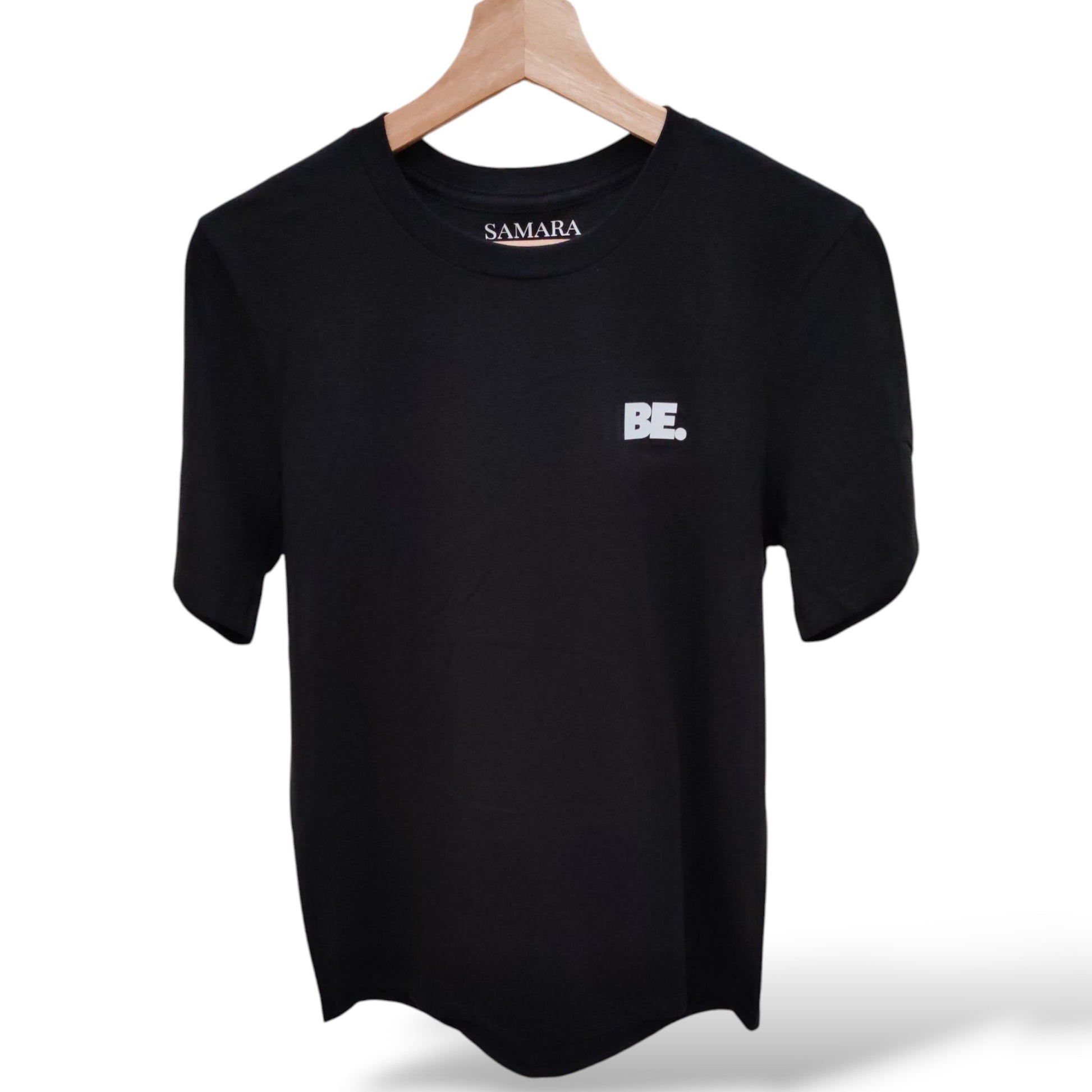 Playera negra de cuello redondo, diseño Be