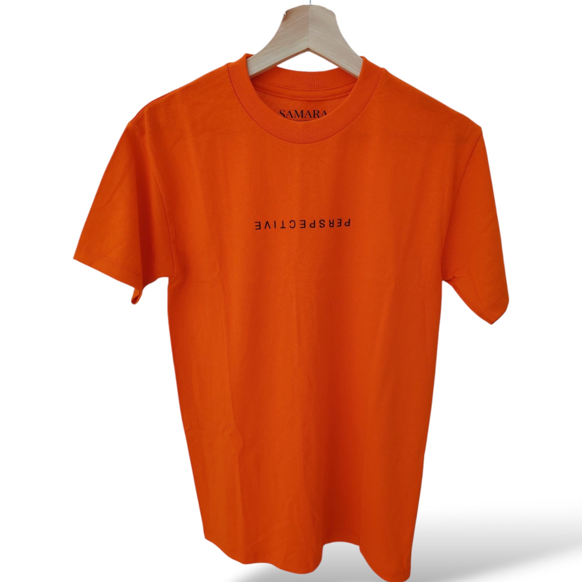 Playera naranja de cuello redondo, diseño perspective