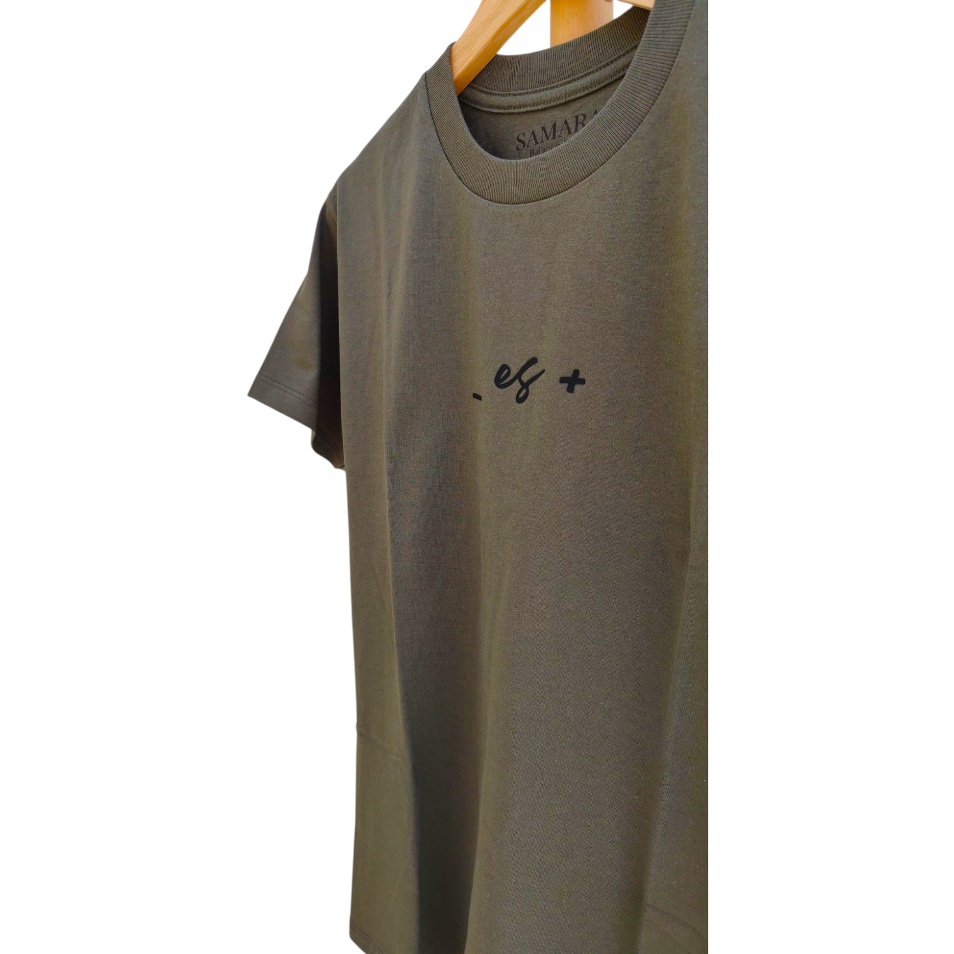 Playera verde olivo de cuello redondo, diseño menos es más