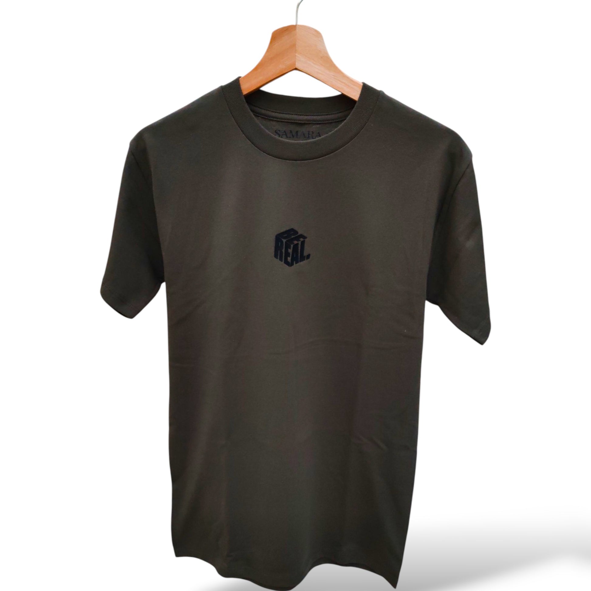 Playera verde olivo de cuello redondo, diseño be real