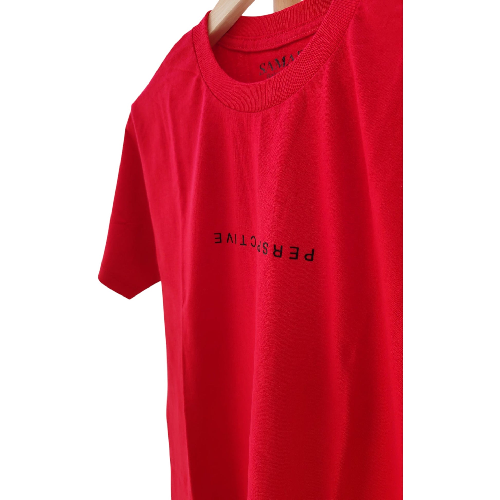 Playera roja de cuello redondo, diseño perspective