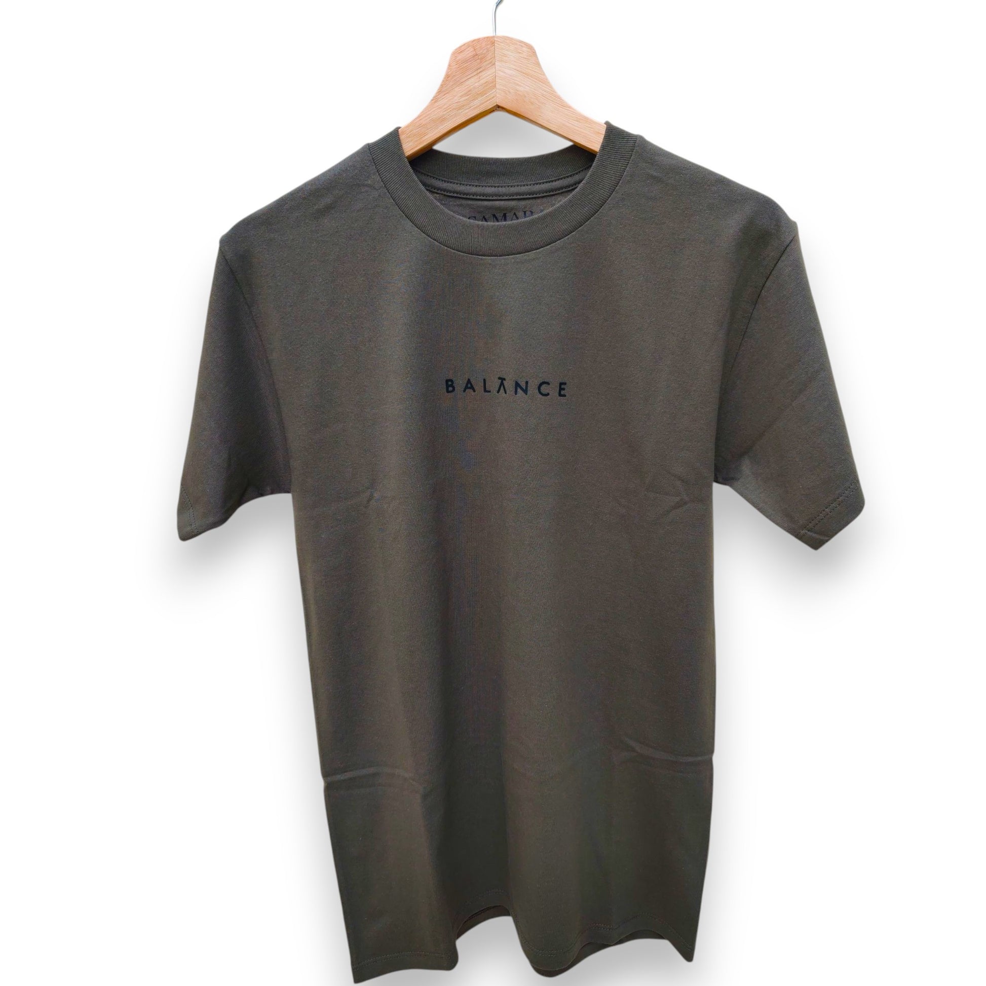 Playera verde olivo de cuello redondo, diseño balance