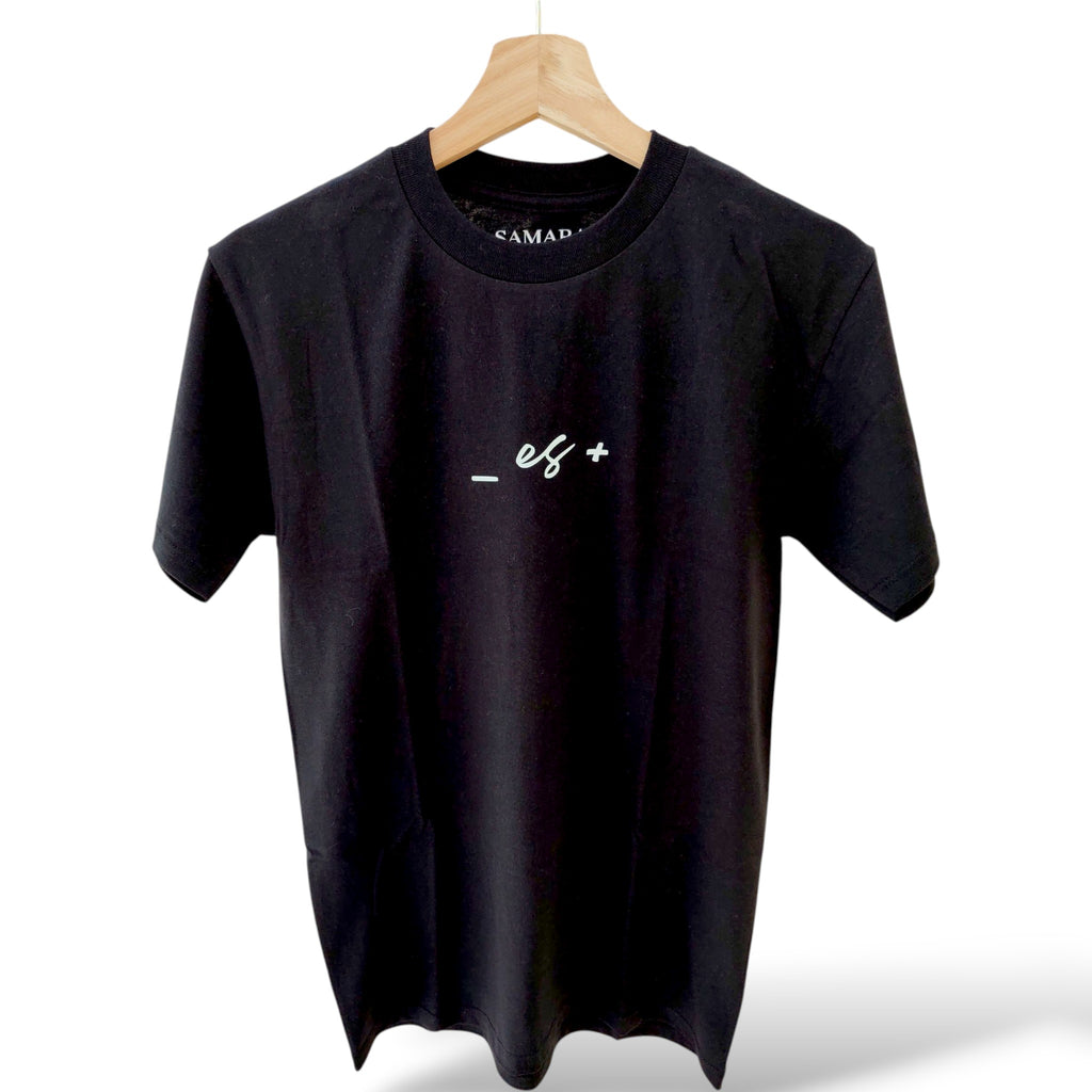 Playera negra de cuello redondo, diseño menos es más