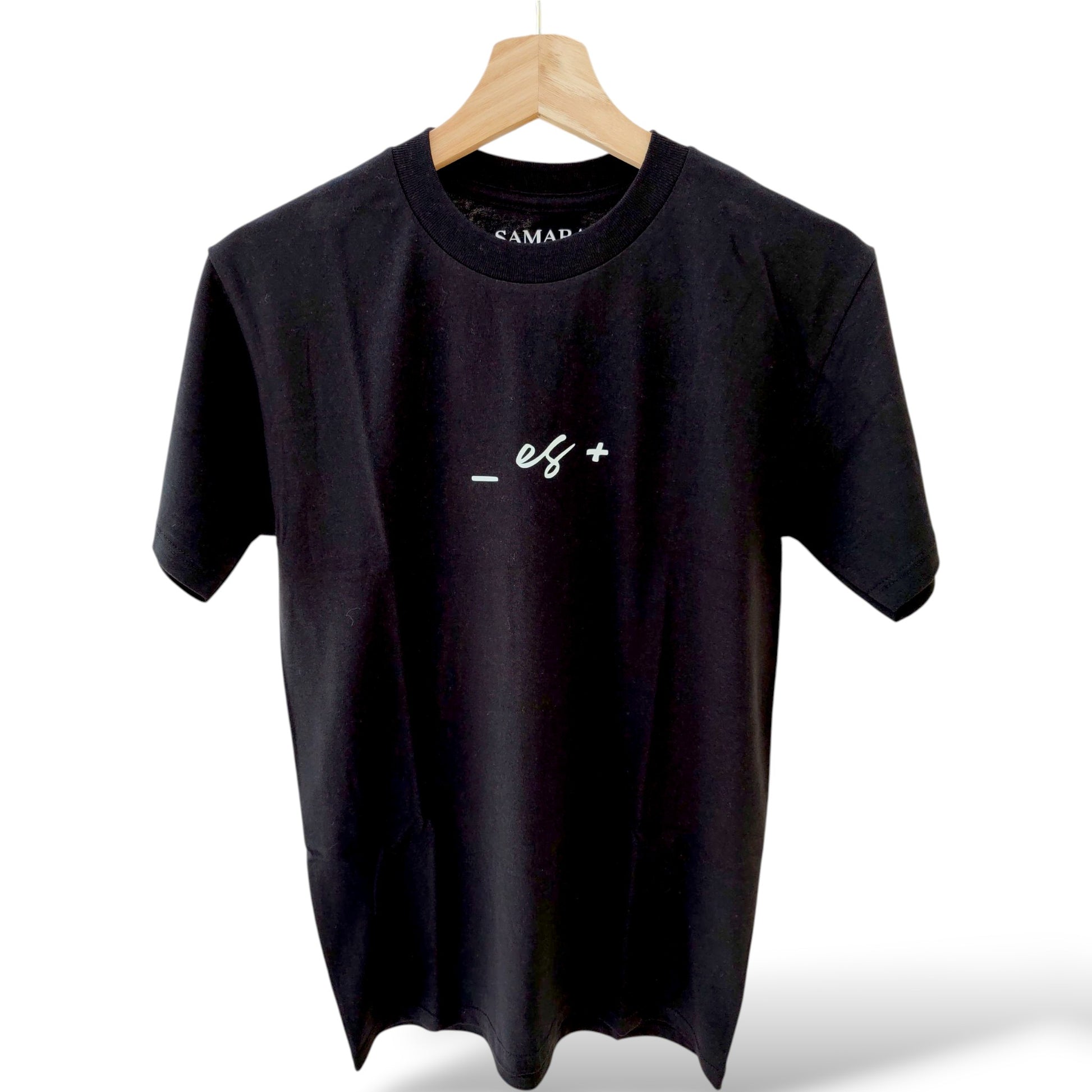 Playera negra de cuello redondo, diseño menos es más