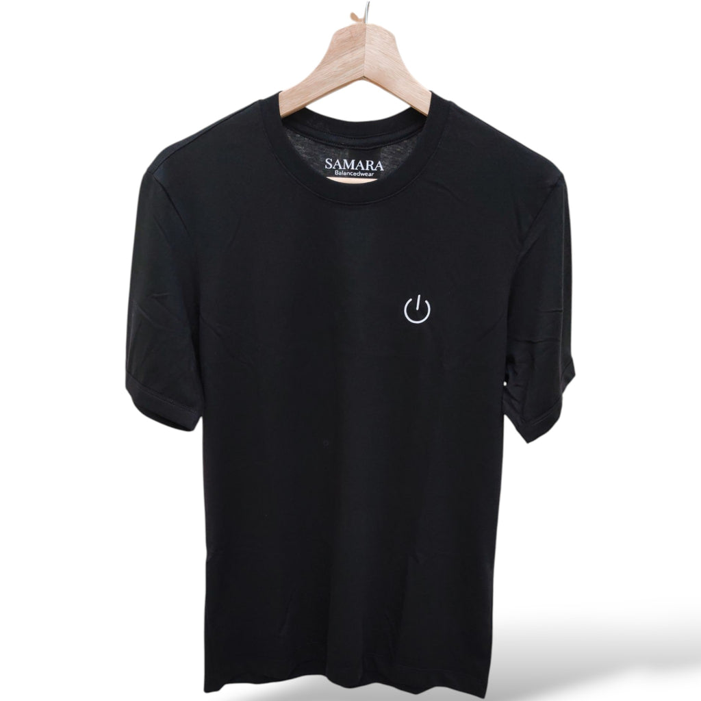 Playera negra de cuello redondo, diseño On