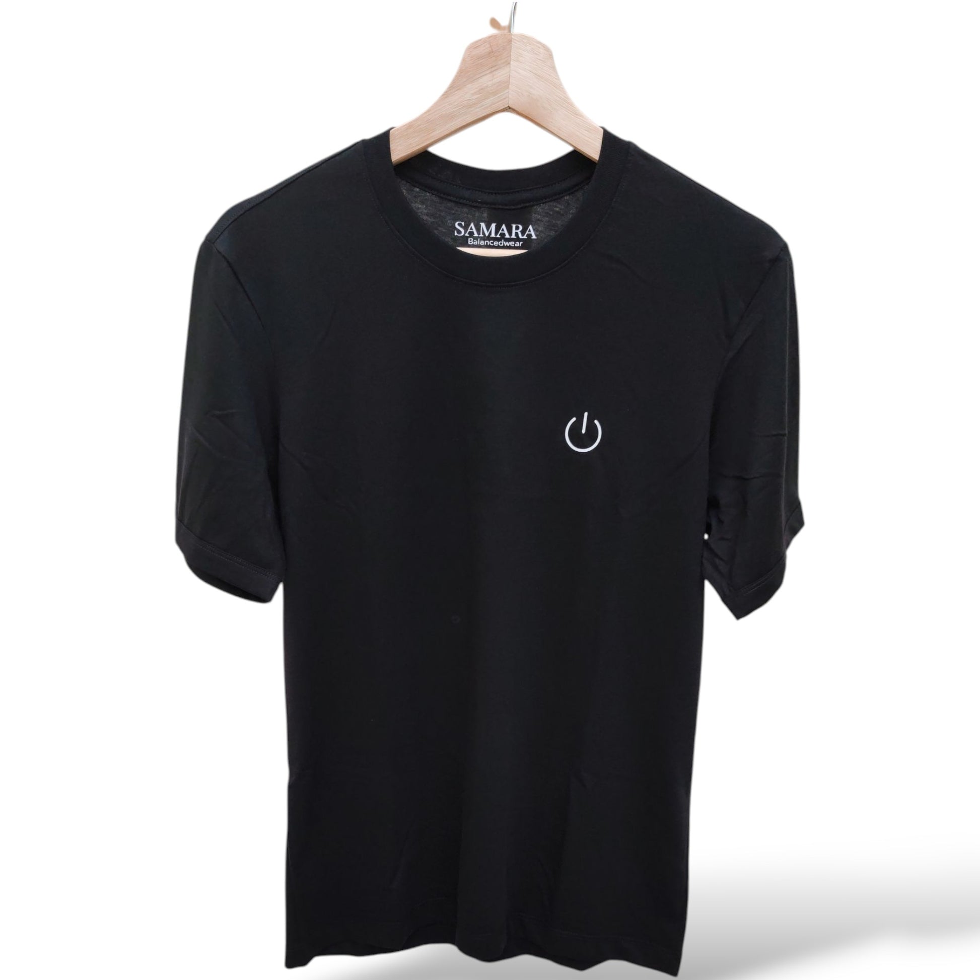 Playera negra de cuello redondo, diseño On
