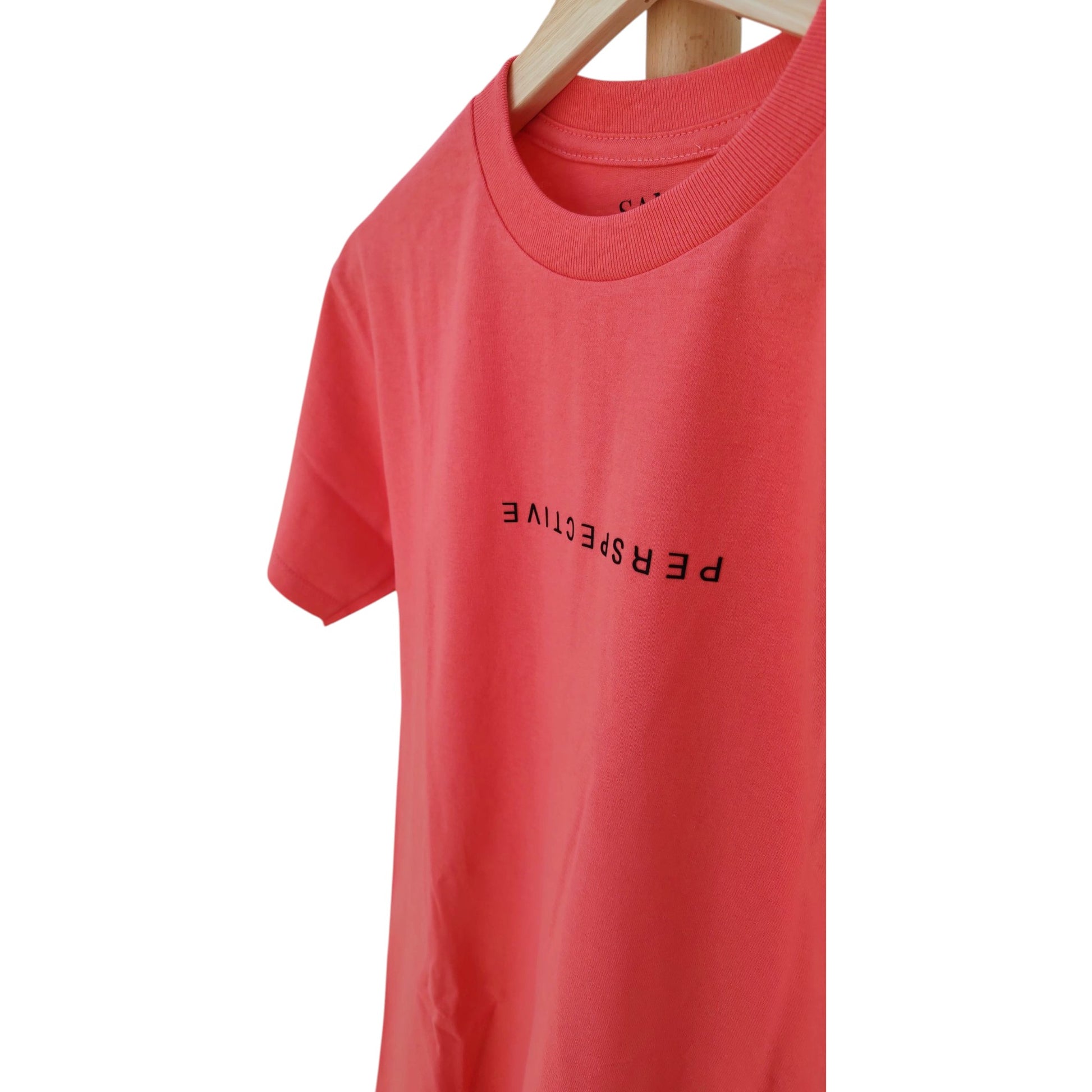 Playera salmón de cuello redondo, diseño perspective