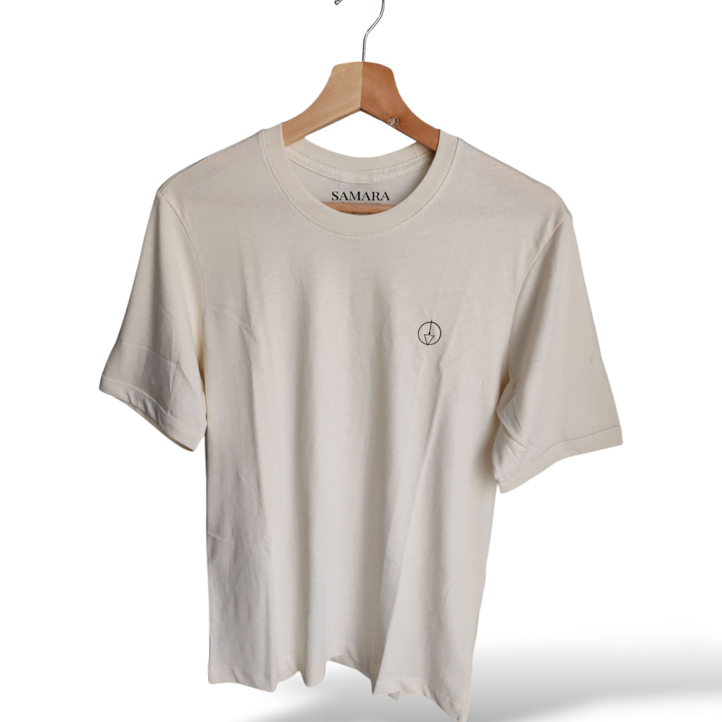 Playera ivory de cuello redondo, logo samara