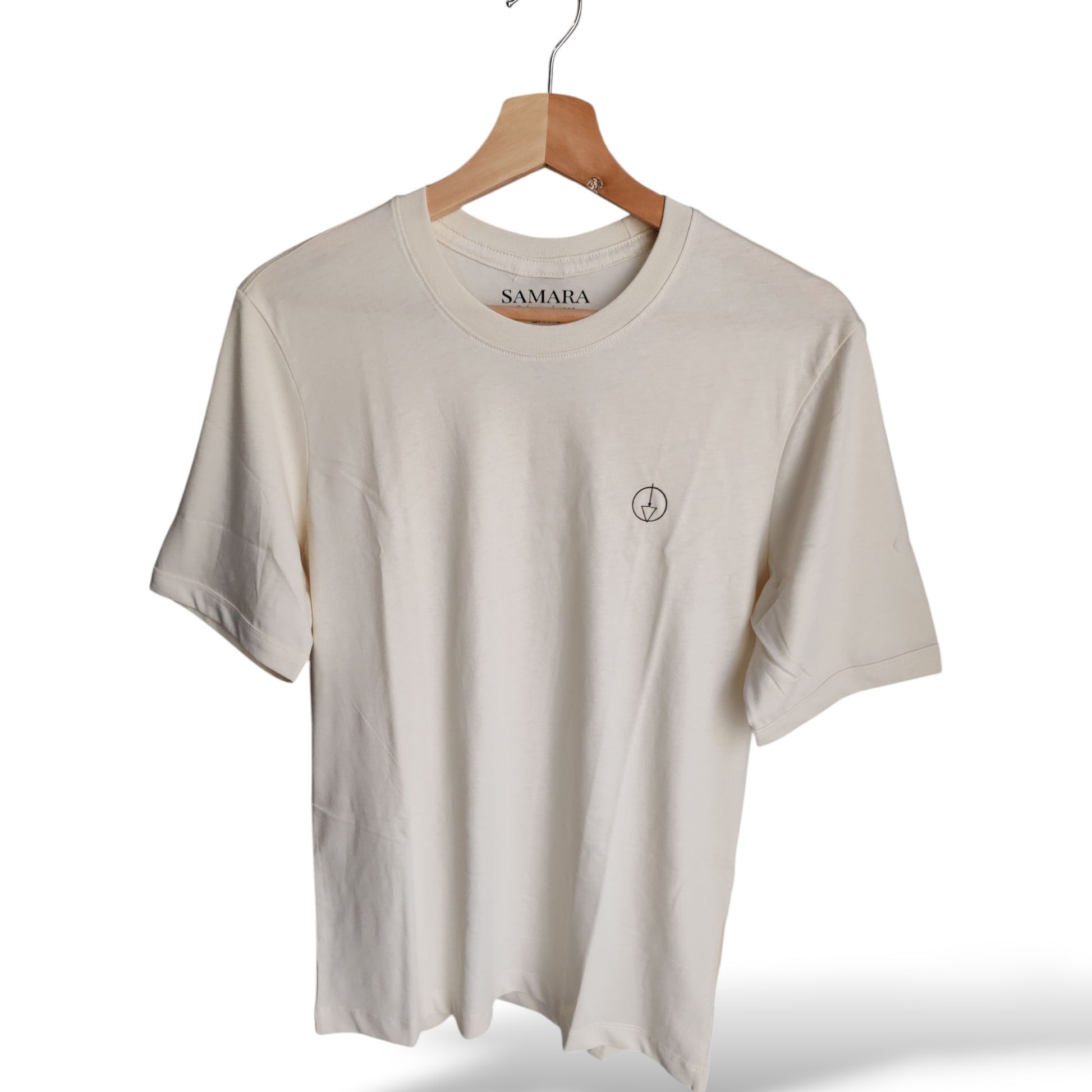 Playera ivory de cuello redondo, logo samara