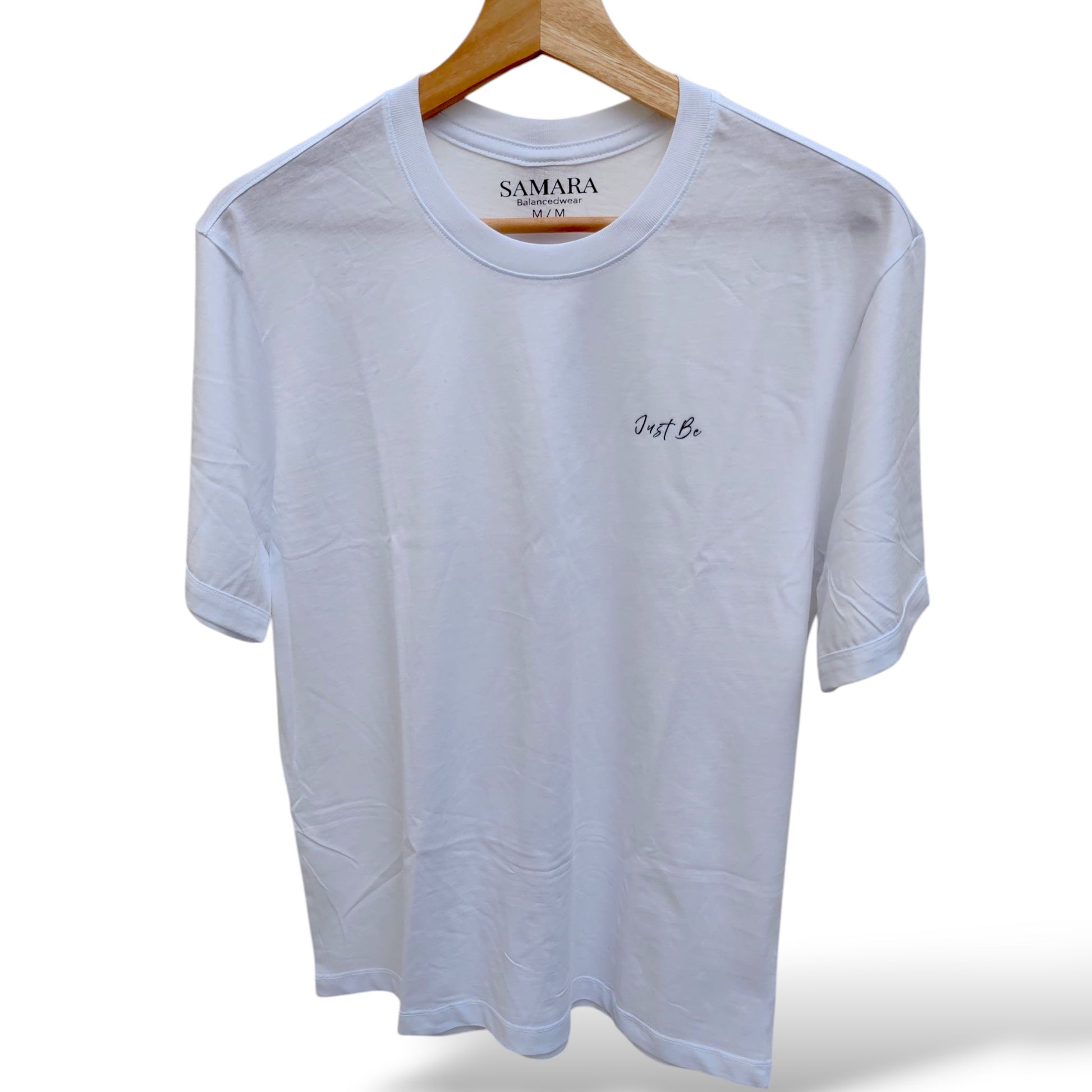 Playera blanca de cuello redondo, diseño just be