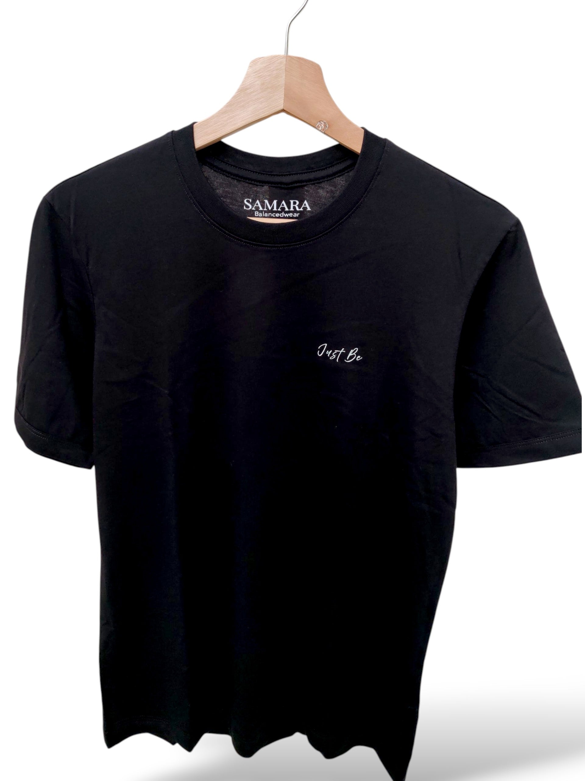 Playera negra de cuello redondo, diseño Just Be