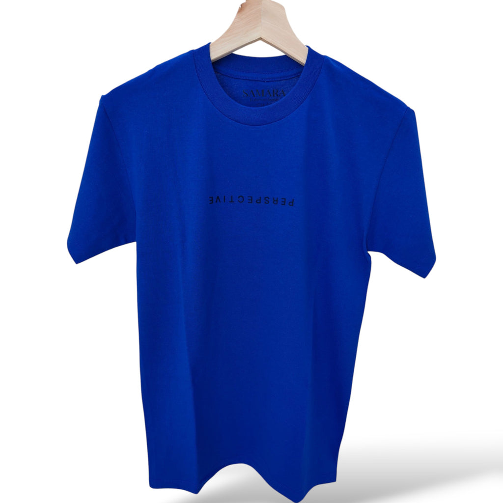 Playera azul de cuello redondo, diseño perspective