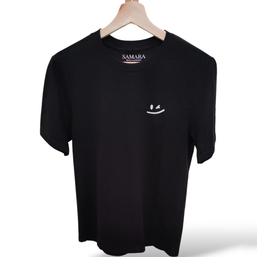 Playera negra de cuello redondo, diseño sonrisa