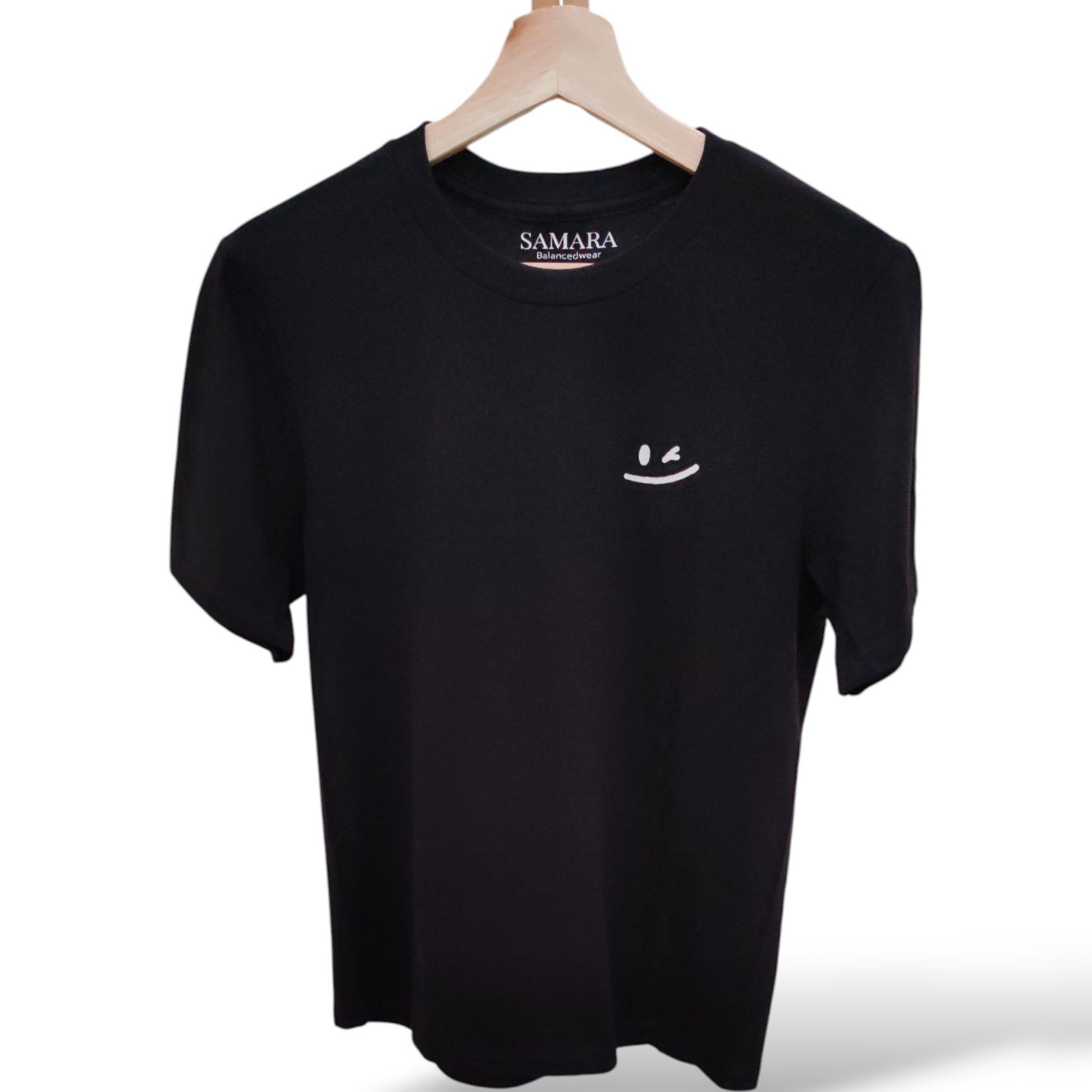 Playera negra de cuello redondo, diseño sonrisa
