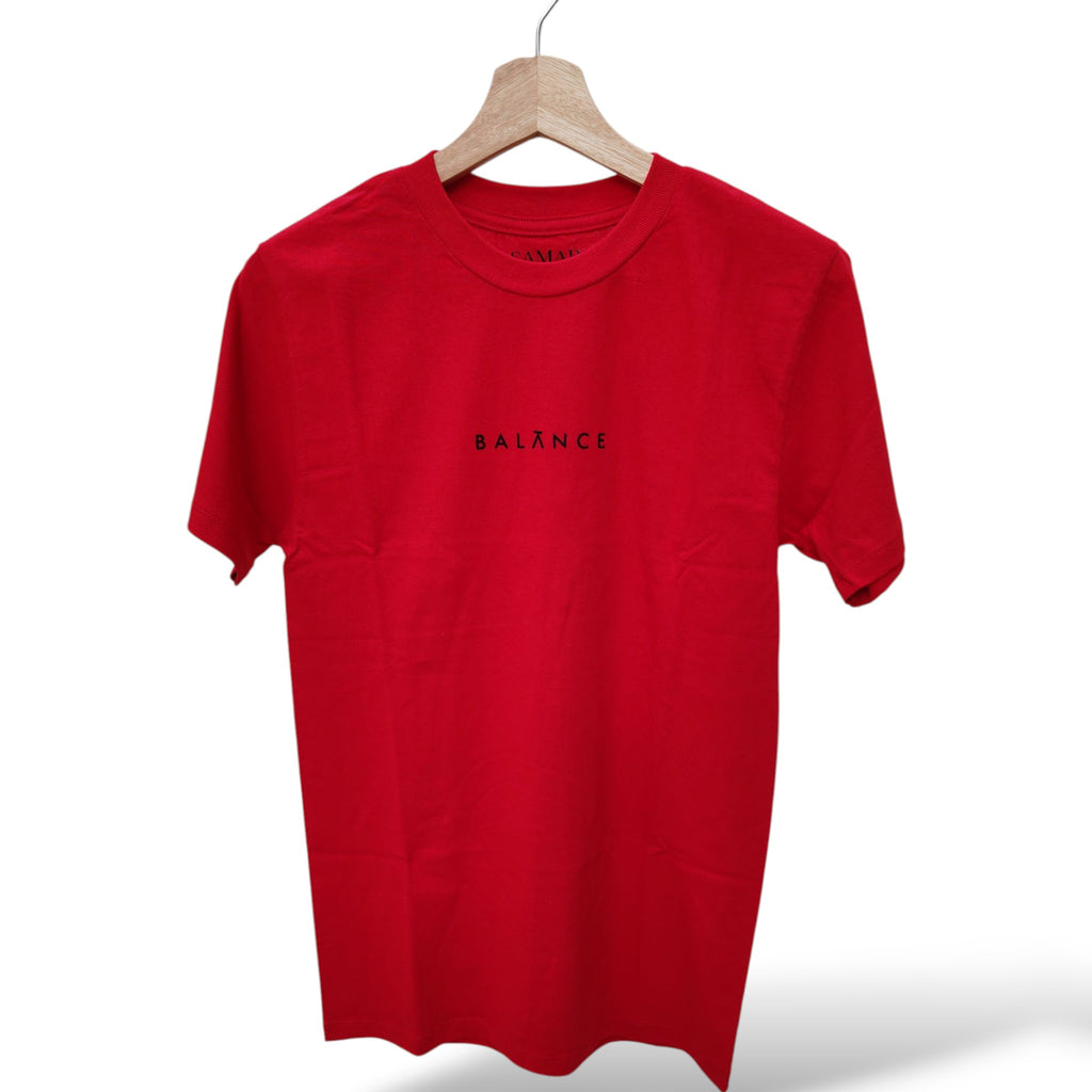 Playera roja de cuello redondo, diseño balance