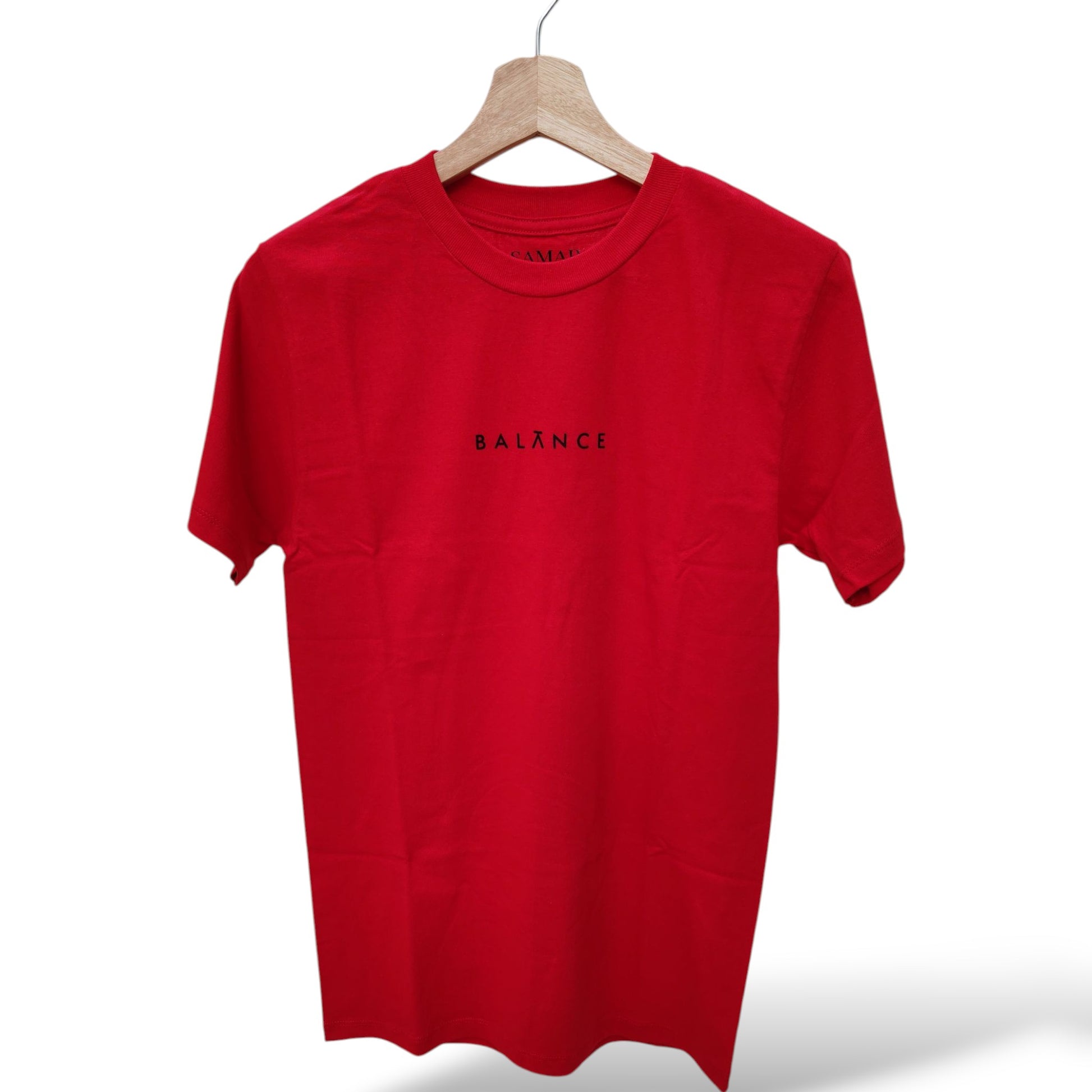 Playera roja de cuello redondo, diseño balance