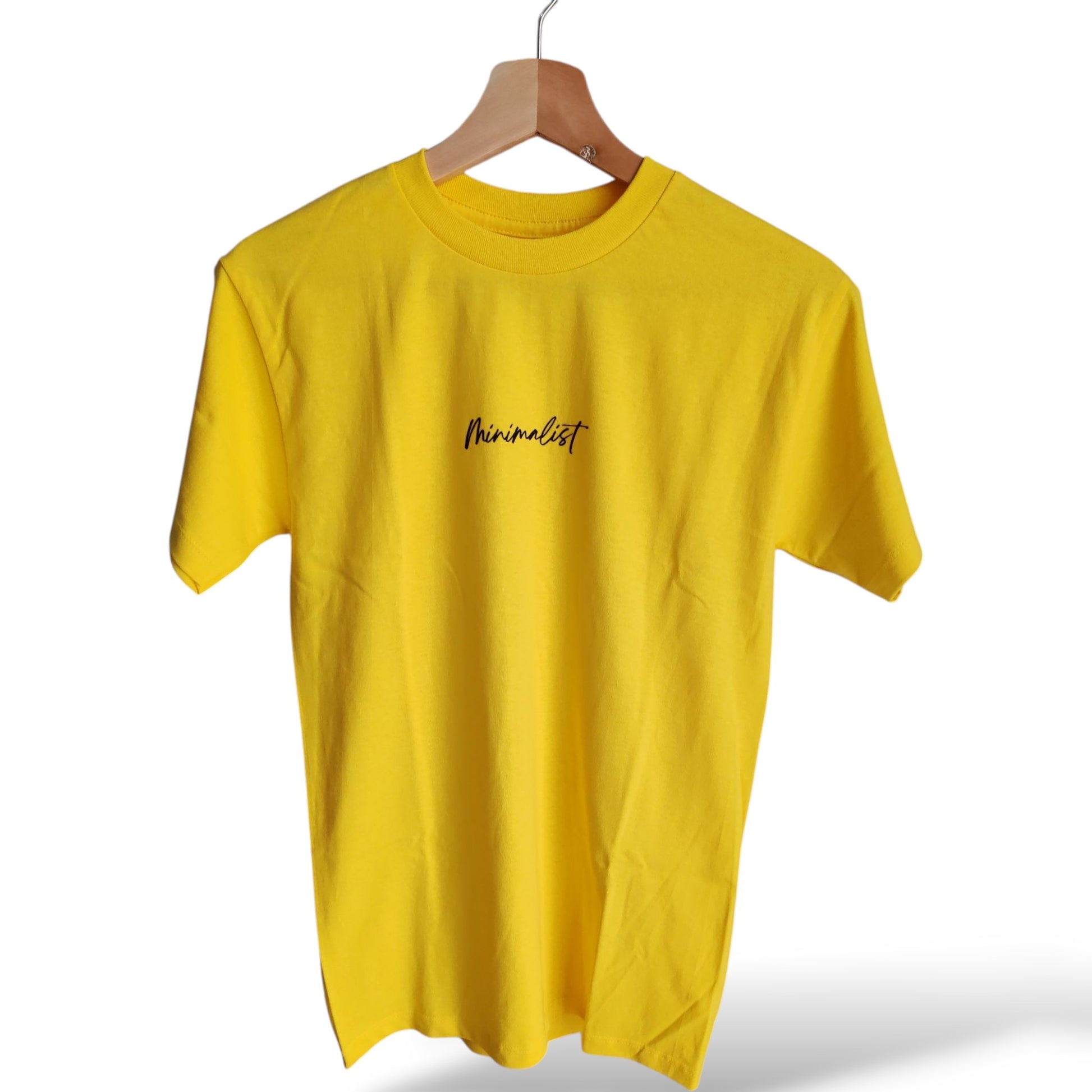 Playera amarillo de cuello redondo, diseño minimalist
