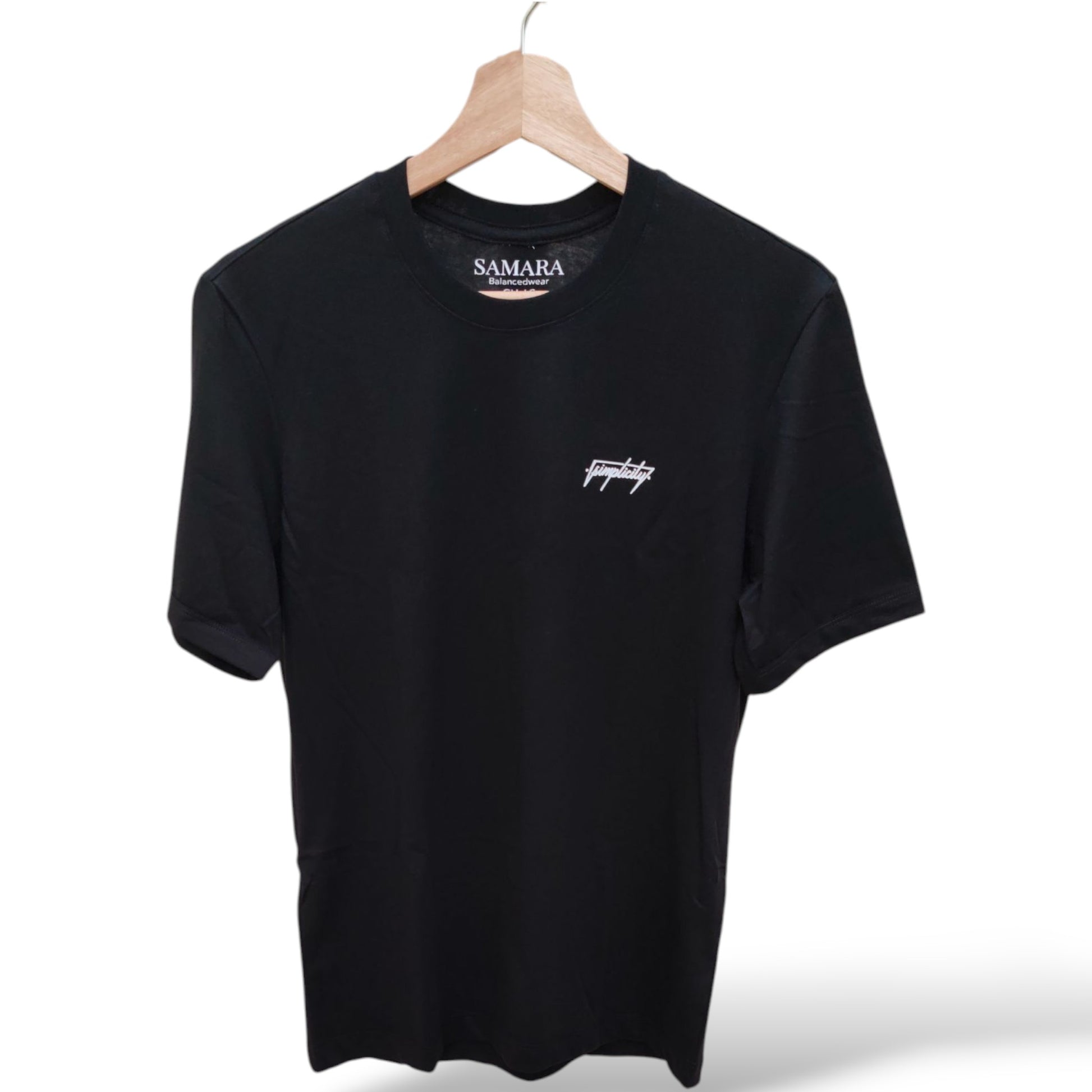 Playera negra de cuello redondo, diseño simplicity